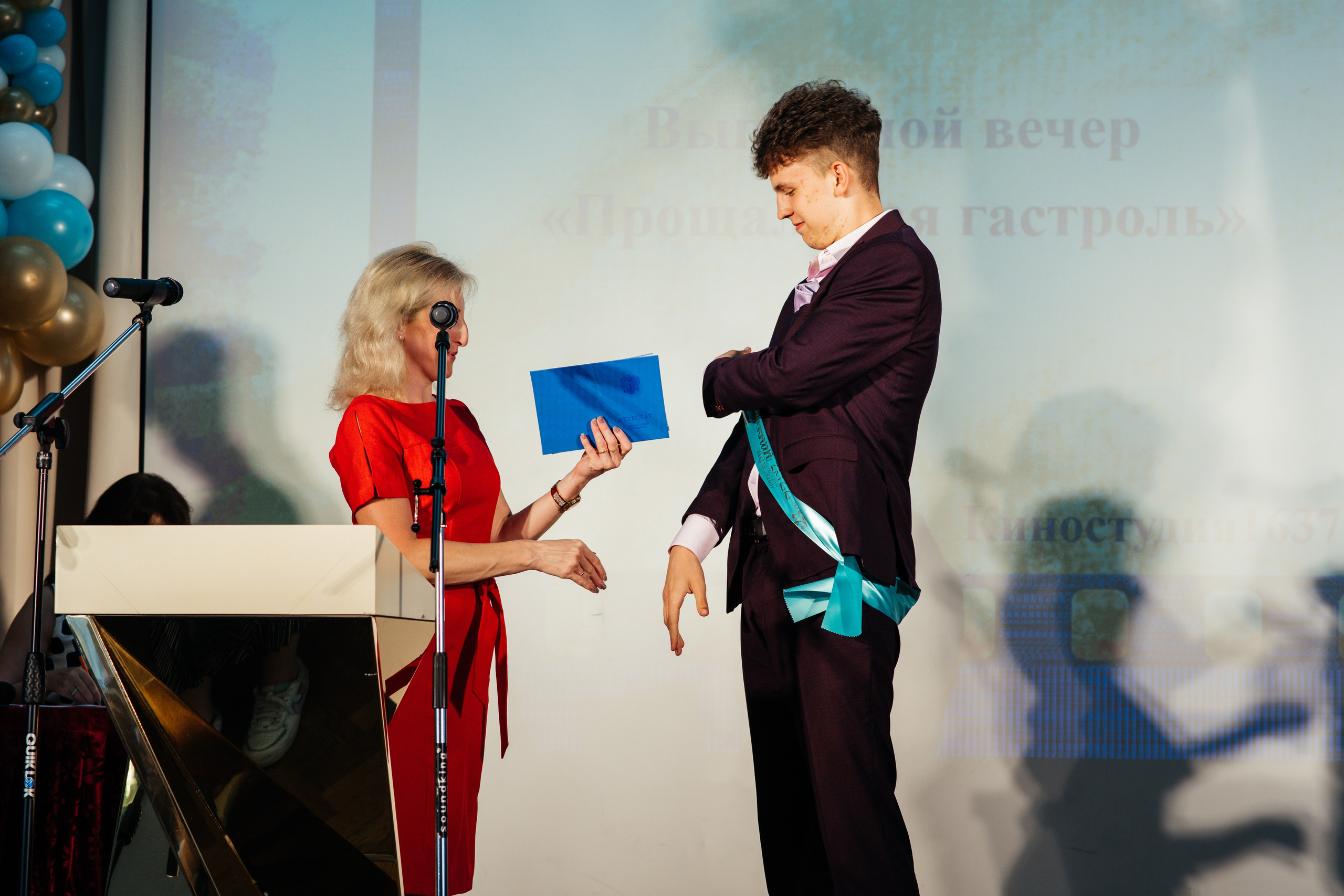 Вручение аттестатов. Выпускные альбомы в Подольске Москве и МО