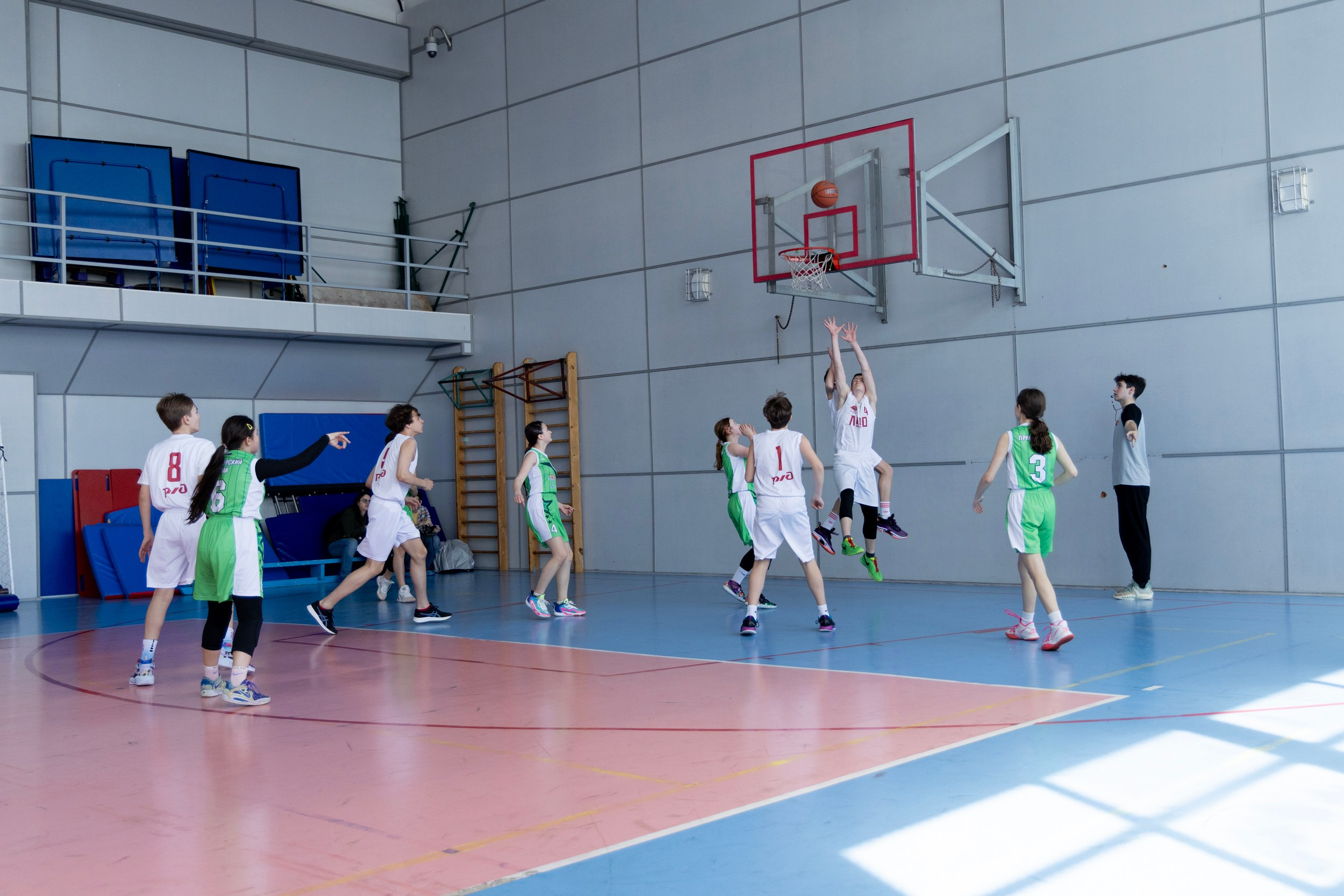Соревнования по баскетболу среди школьников. Репортажный и портретный фотограф в Владивостоке