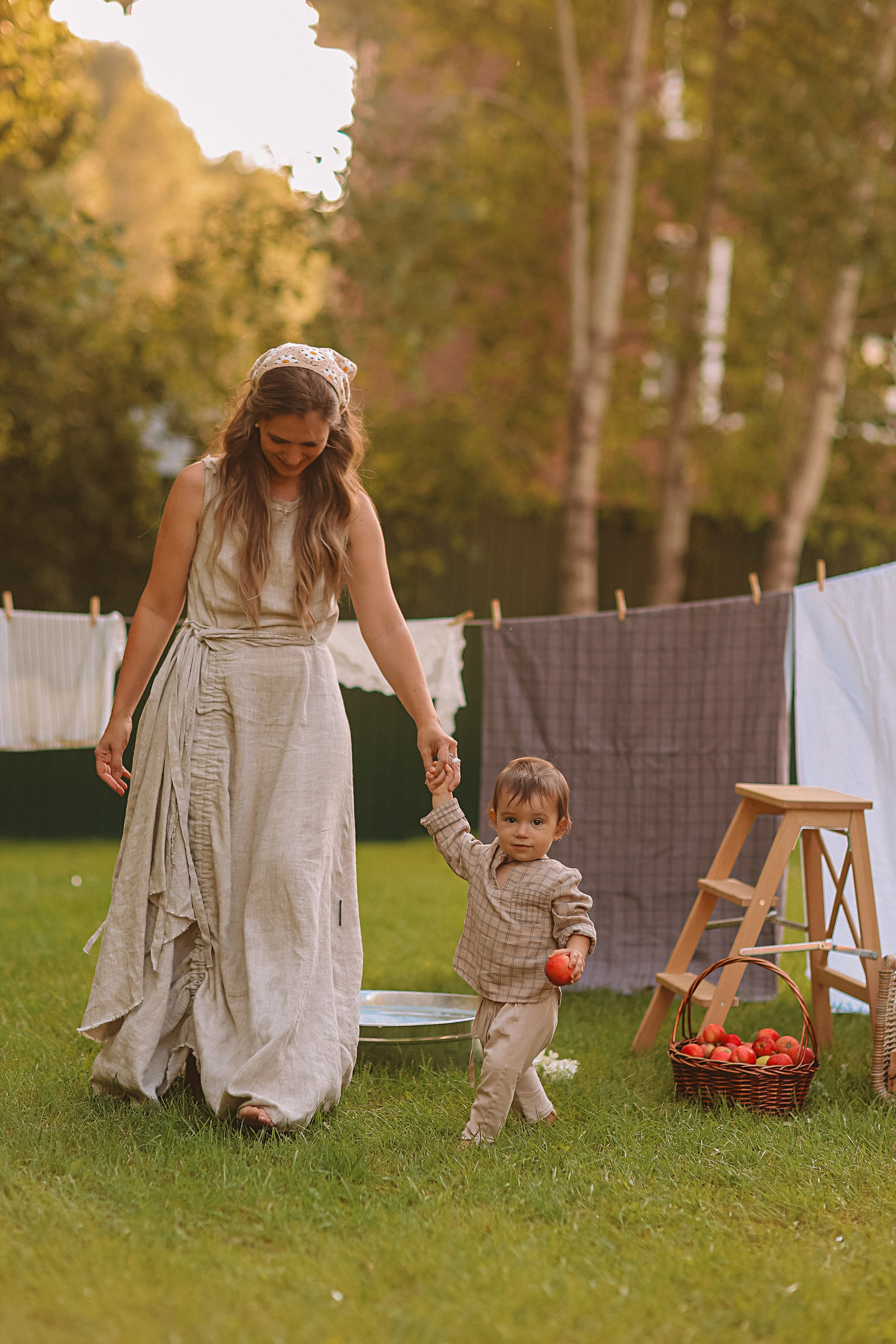 Стирка у дома. Семейный фотограф Тюмень, фотограф на роды Салмина Мария