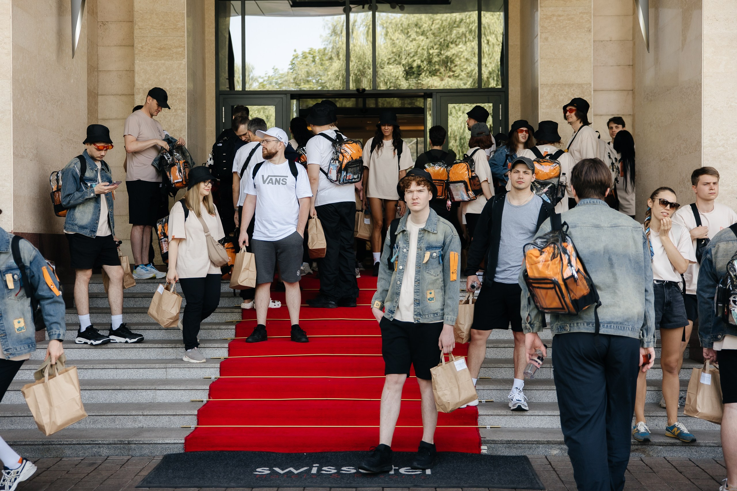 Здравствуйте! Я свадебный фотограф из Ульяновска, работаю в том числе по всей России и с выездом за границу. Снимаю свадьбы, lovestory, корпоративы, светский репортаж. Провожу обучение по фотографии, мастер-классы и воркшопы для других фотографов.