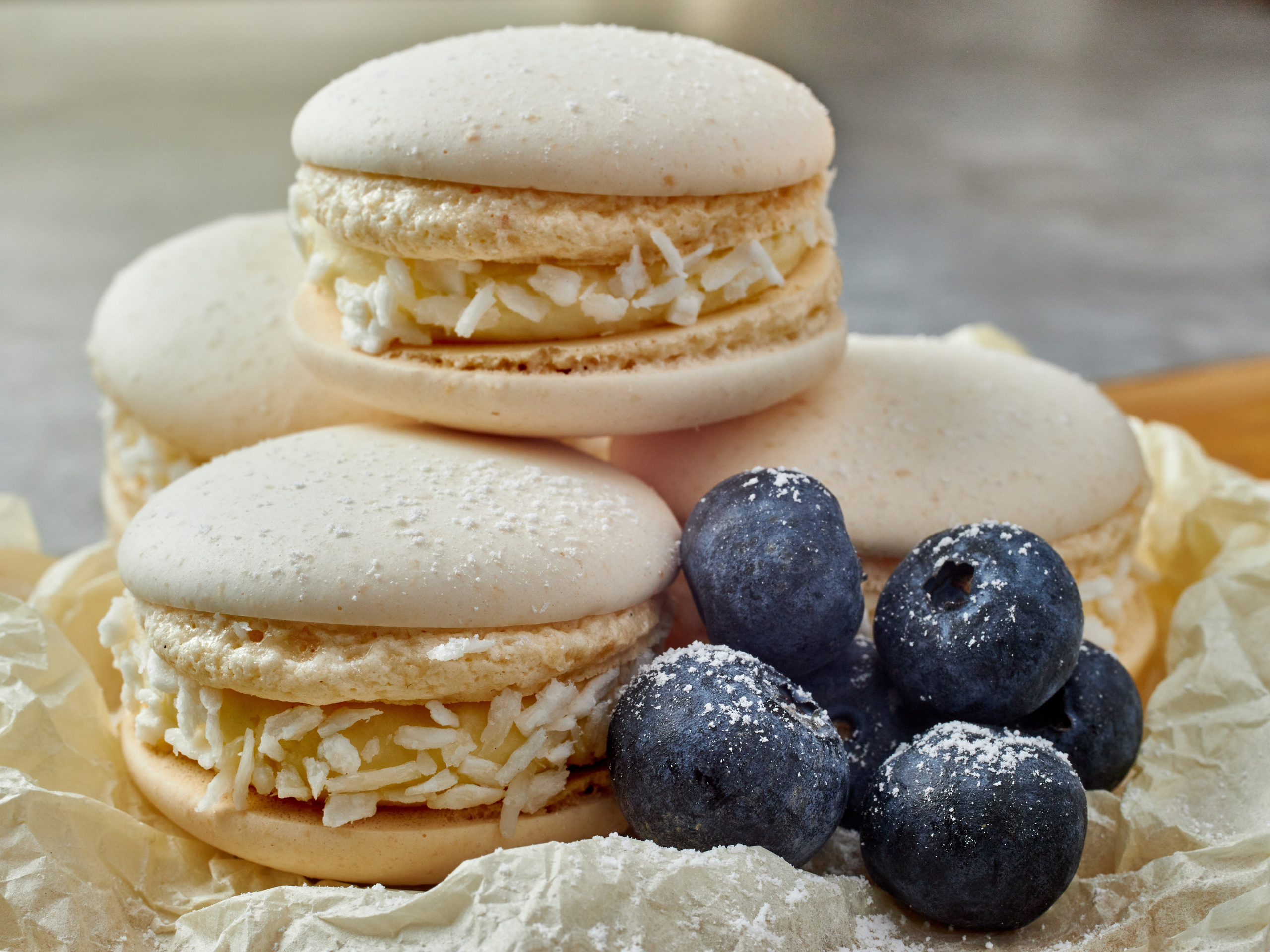 Макарунсы с голубикой, присыпанной сахарной пудрой