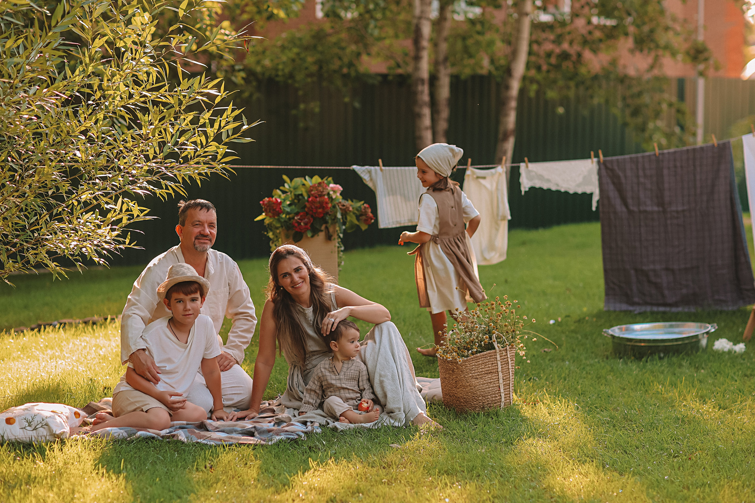 Стирка у дома. Семейный фотограф Тюмень, фотограф на роды Салмина Мария