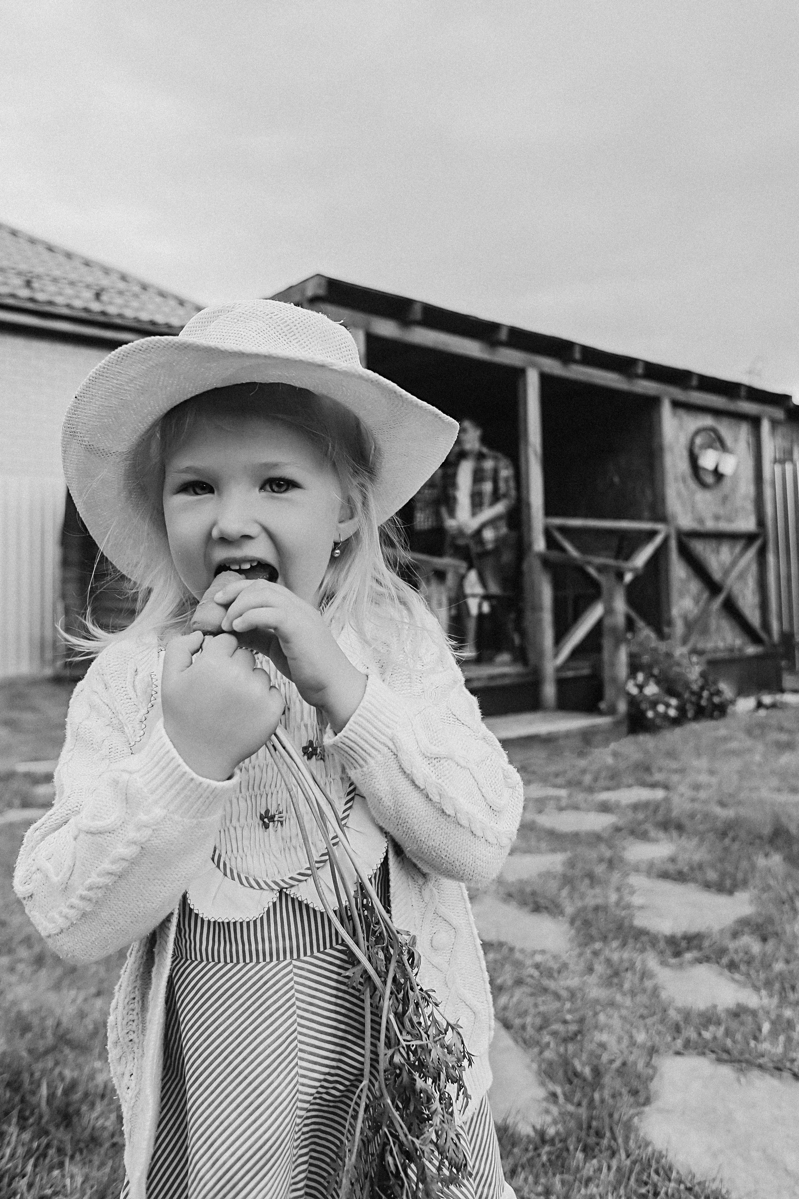 У дома. Семейный фотограф Тюмень, фотограф на роды Салмина Мария