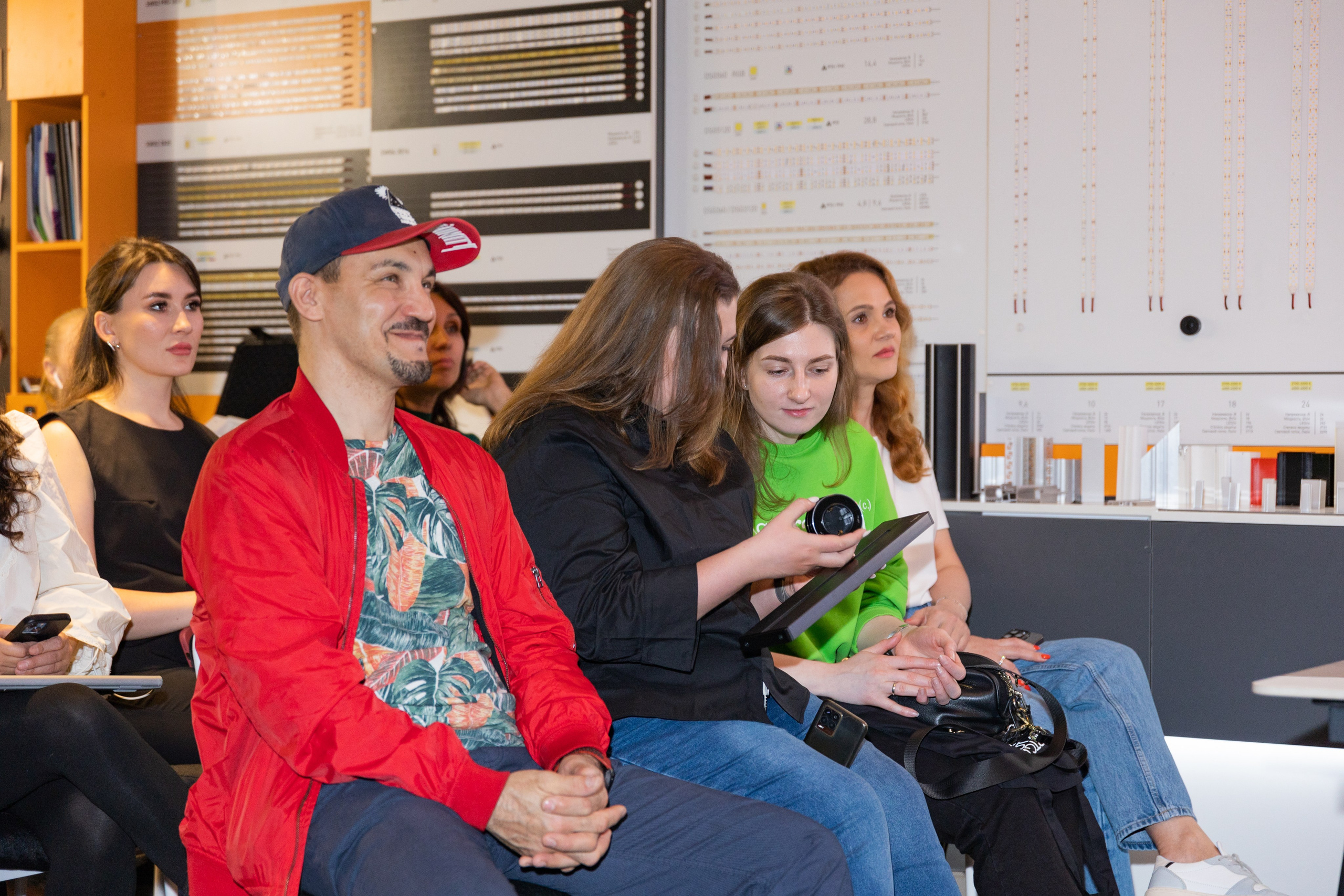 Презентация в салоне света Абажюр. Выпускные альбомы во Владивостоке