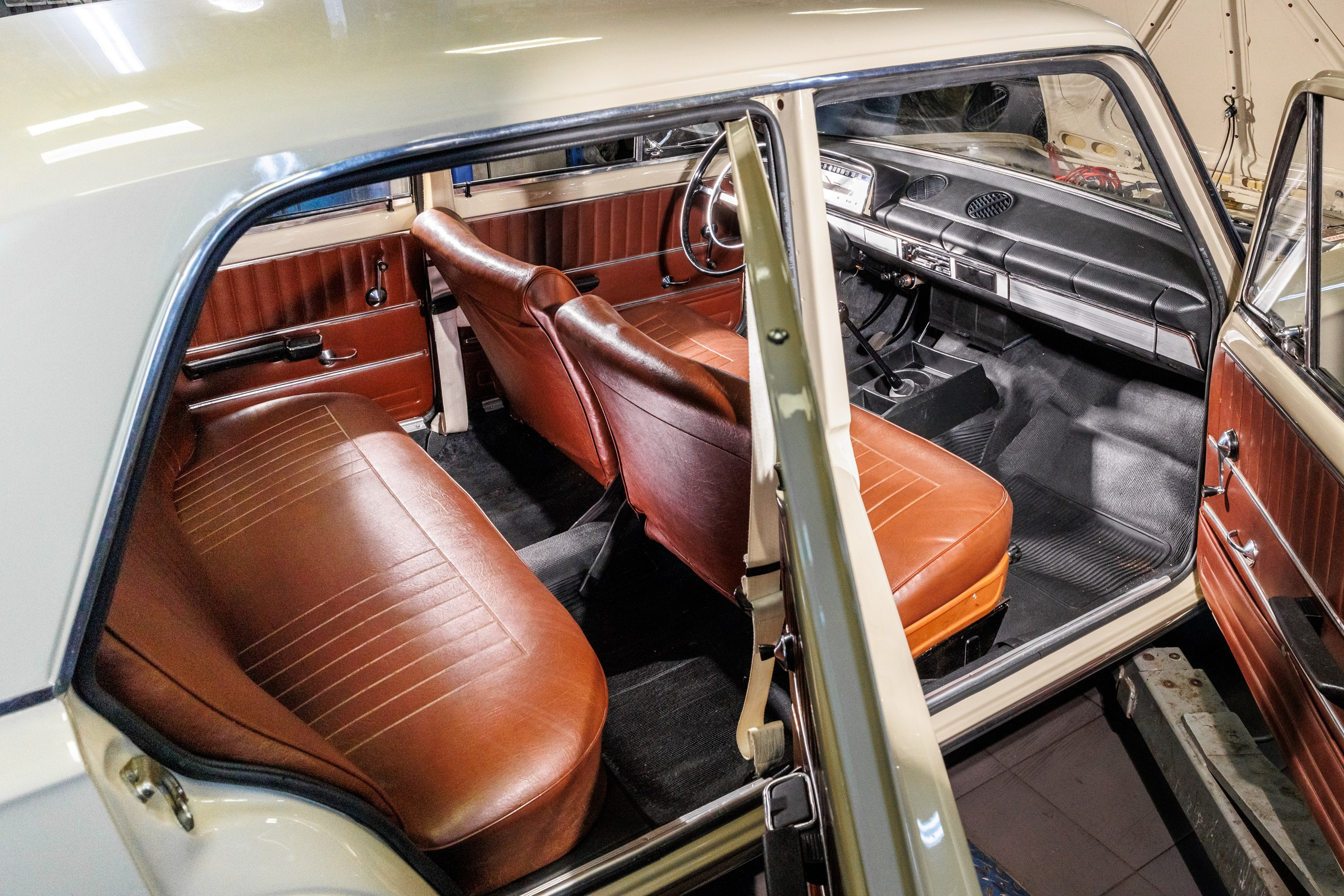 Автомобильная фотосъемка ВАЗ 2101 после реставрации в Бюро "Наследие"