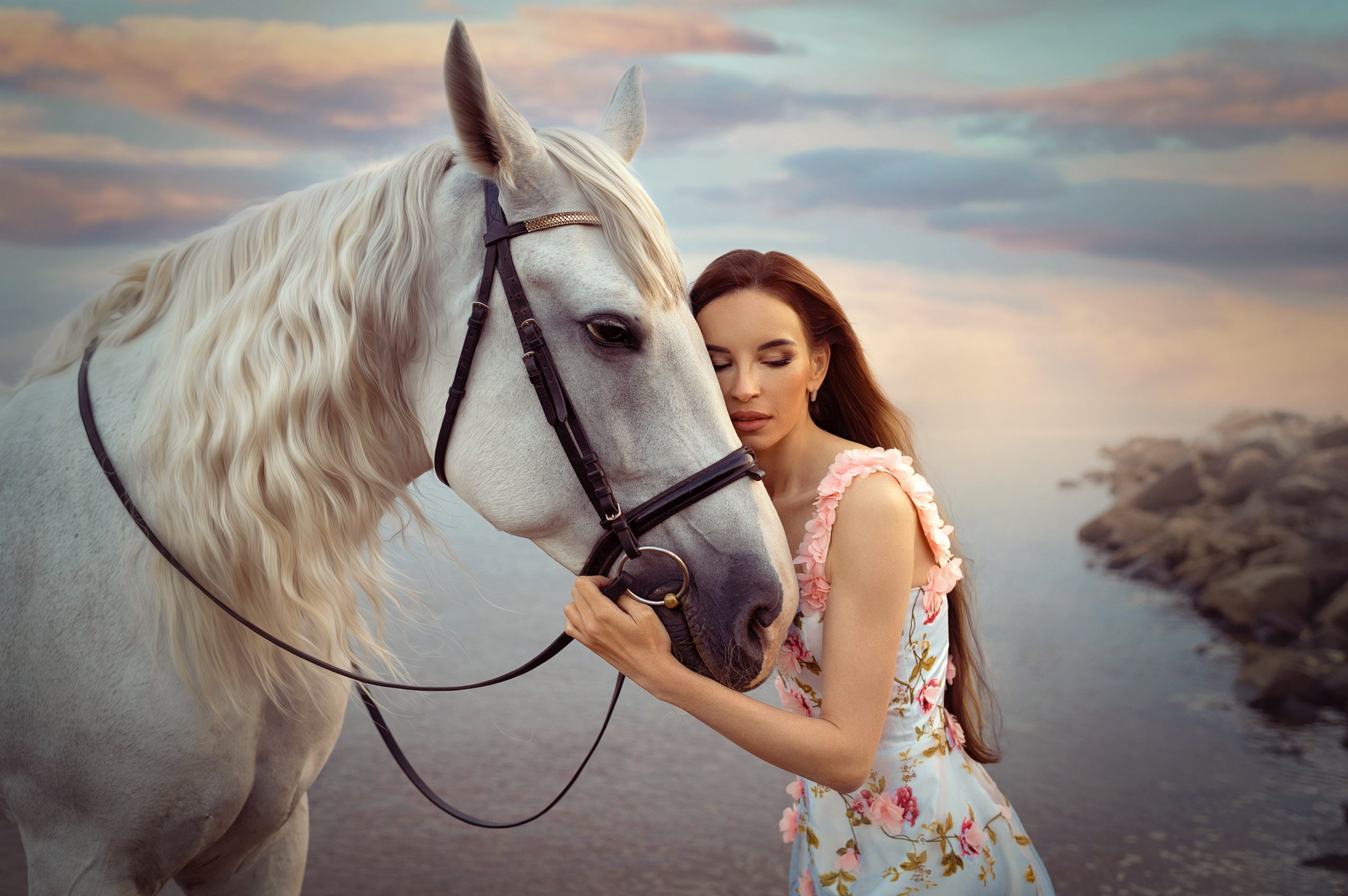 Эффектная фотосессия с лошадью на берегу Финского залива, во время которой голова лошади соприкасается с прекрасной девушкой.