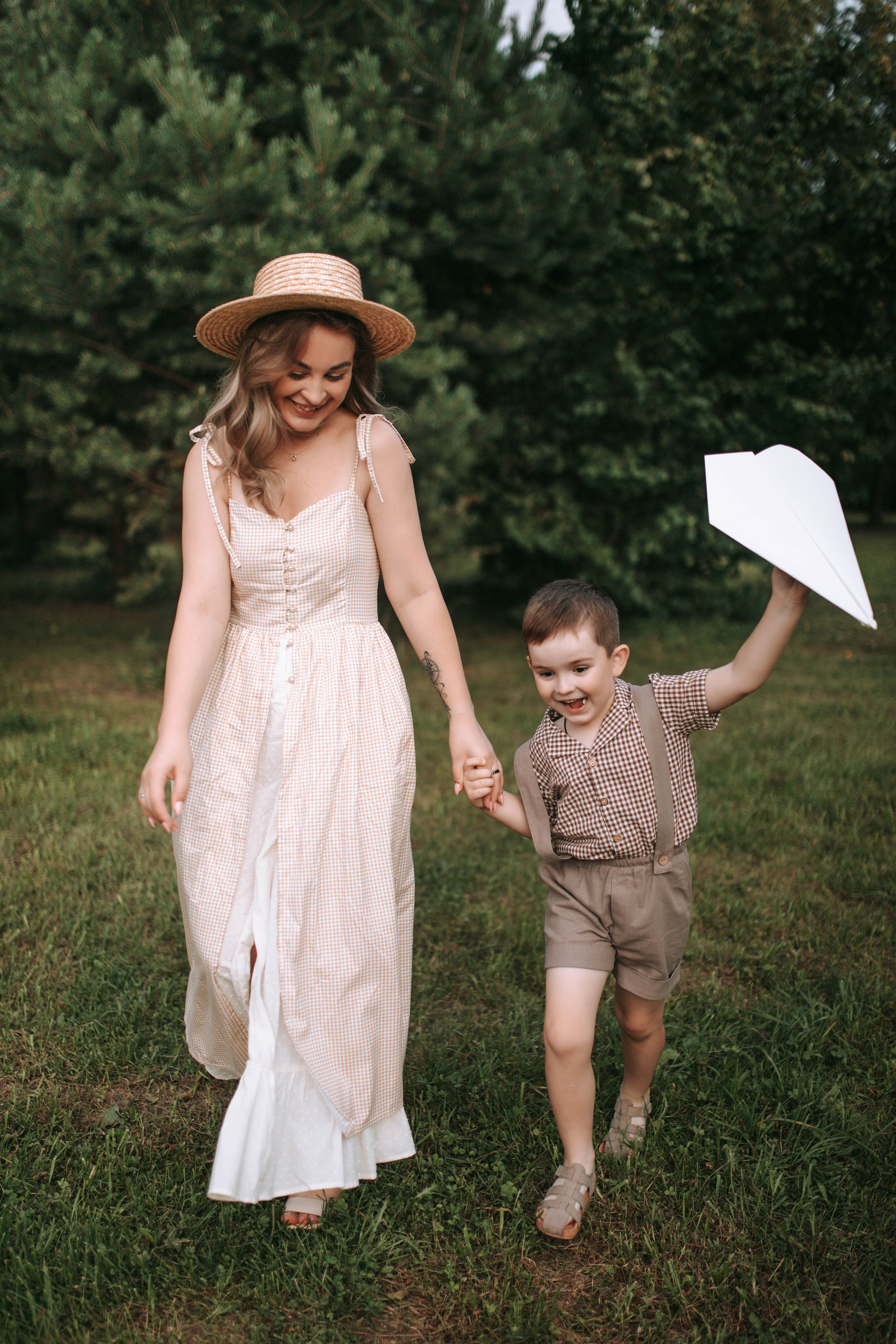Весёлая прогулка вместе с мамой. Свадебный и семейный фотограф в Нижнем Новгороде