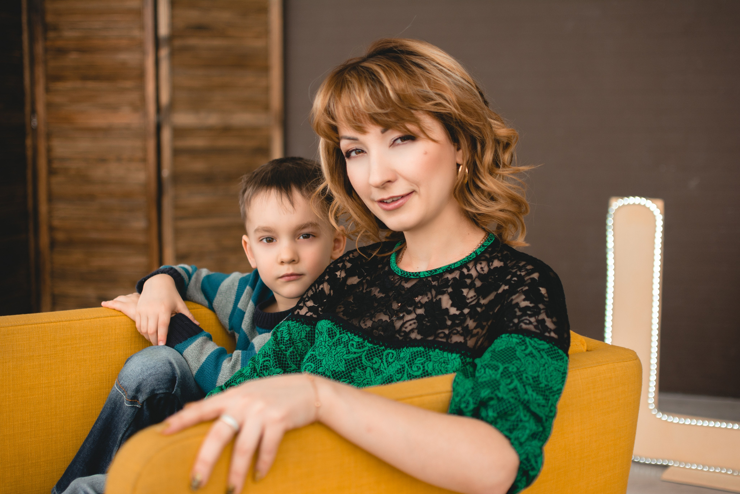 Гульназ с сыном. Портретный креативный творческий фотограф в Казани Михаил Бушенев