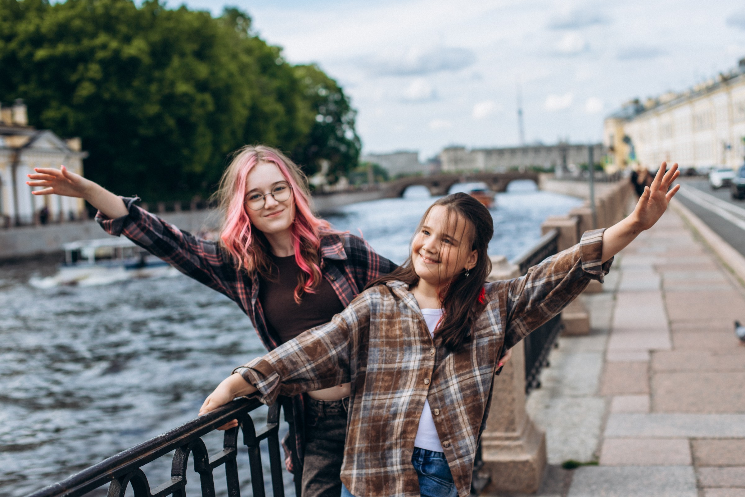 Елена с семьей в июне. Фотопрогулка в Петербурге. Индивидуальный и семейный фотограф в Санкт-Петербурге