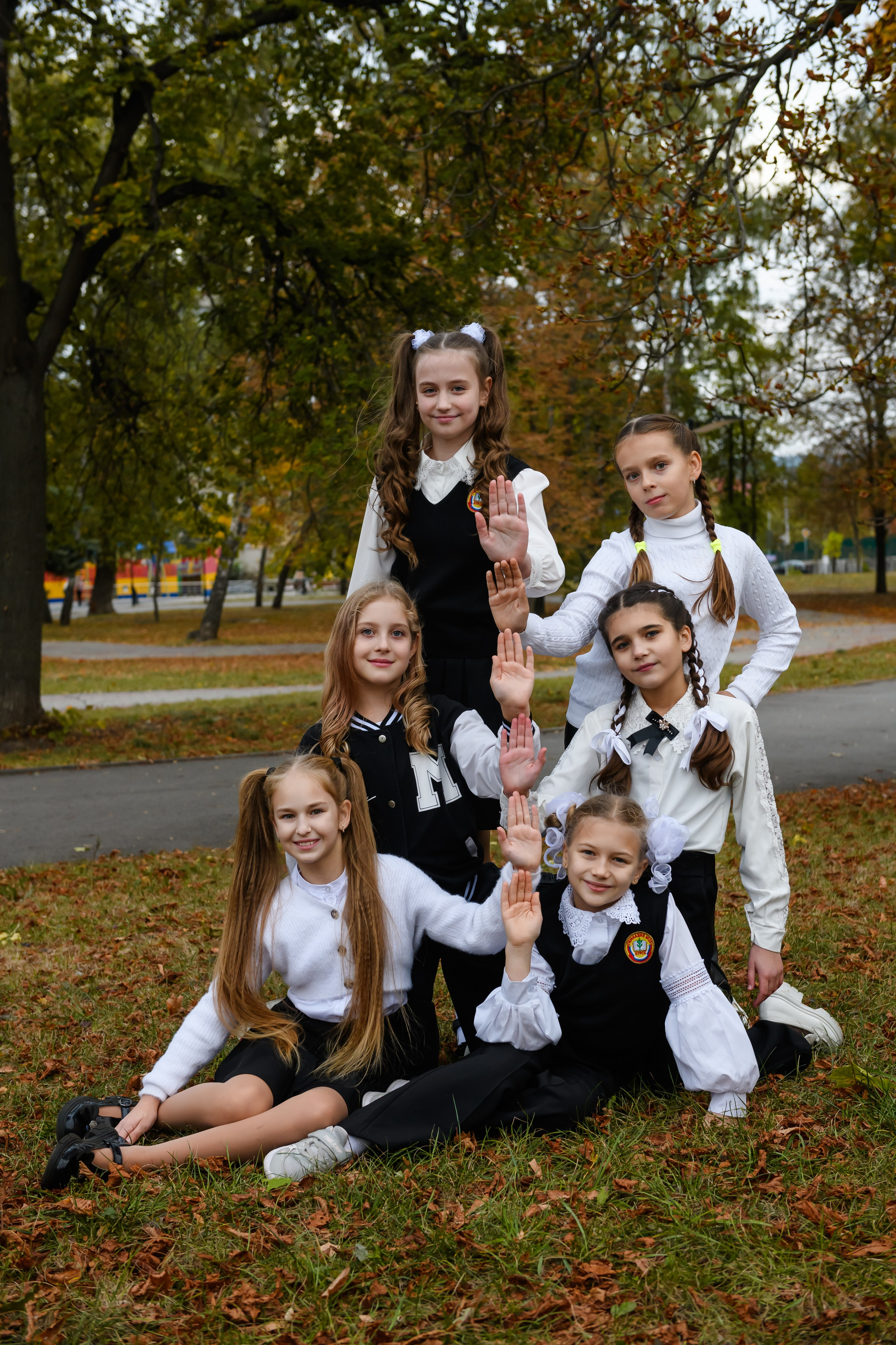 Четвероклассники позируют для школьного альбома. Выпускные альбомы в Курске