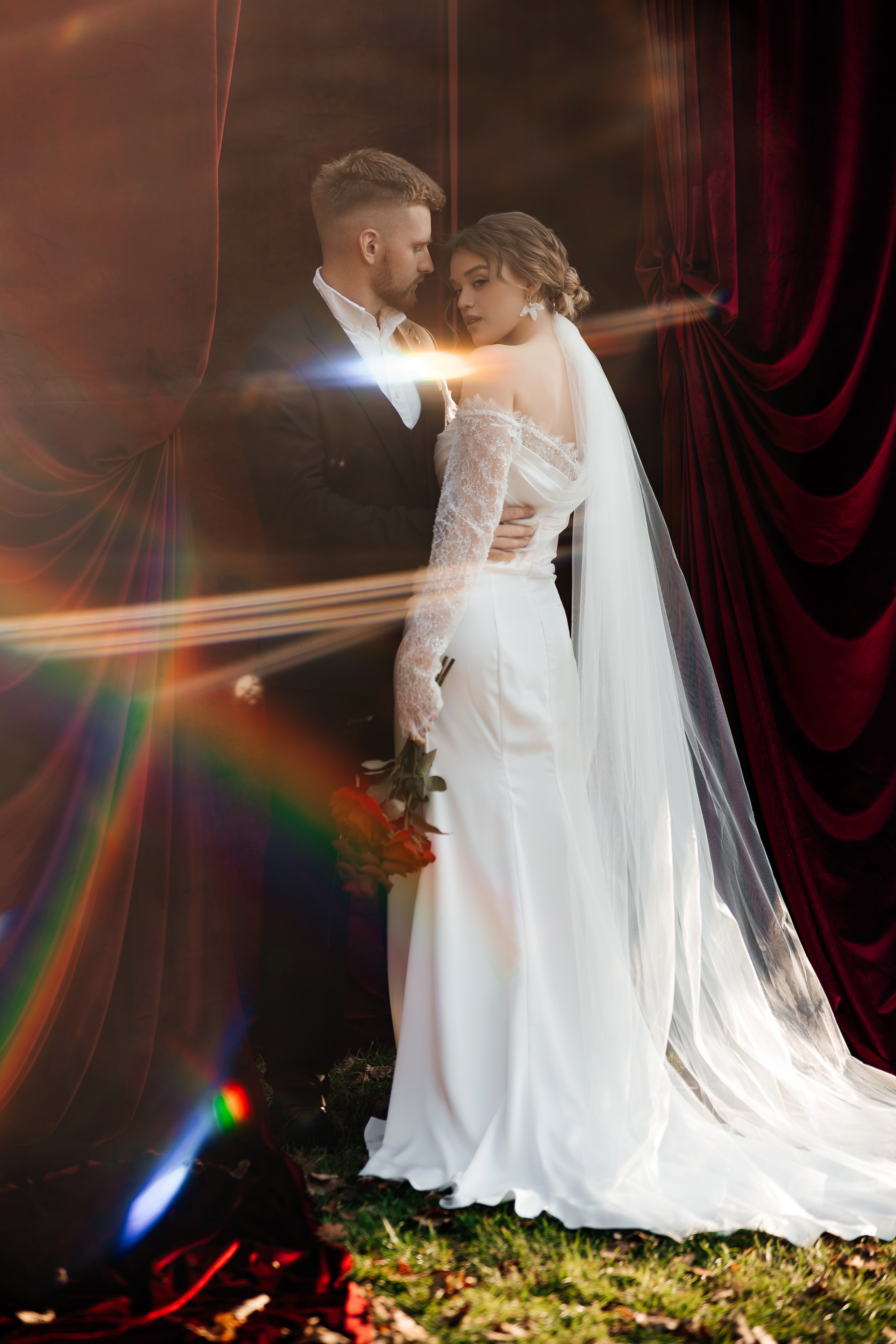 Свадебная церемония на фотозоне из красного бархата. Свадебный фотограф Елена Рякина