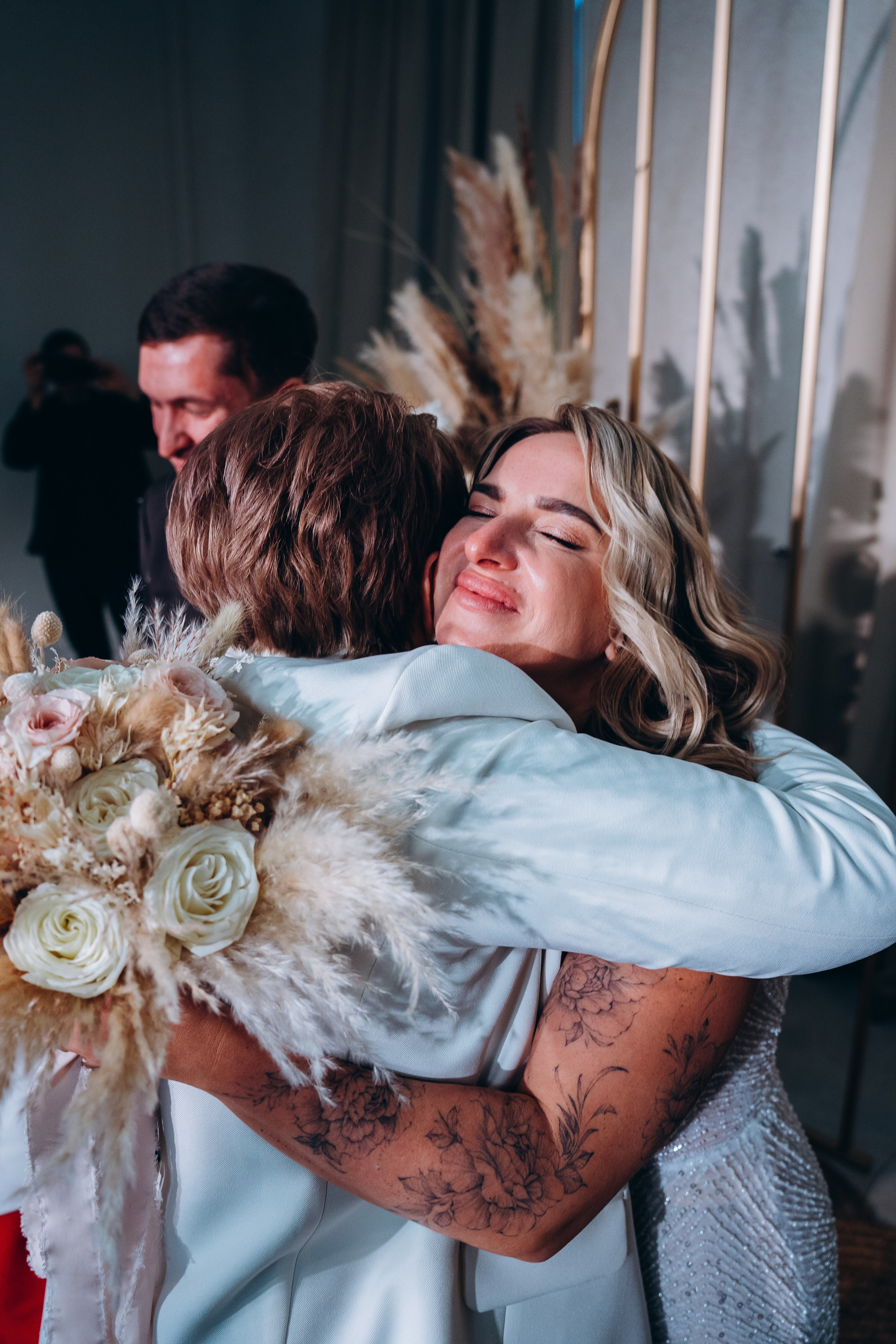 Родители поздравляют молодоженов — трогательные моменты семейного праздника, запечатленные фотографом в Москве.