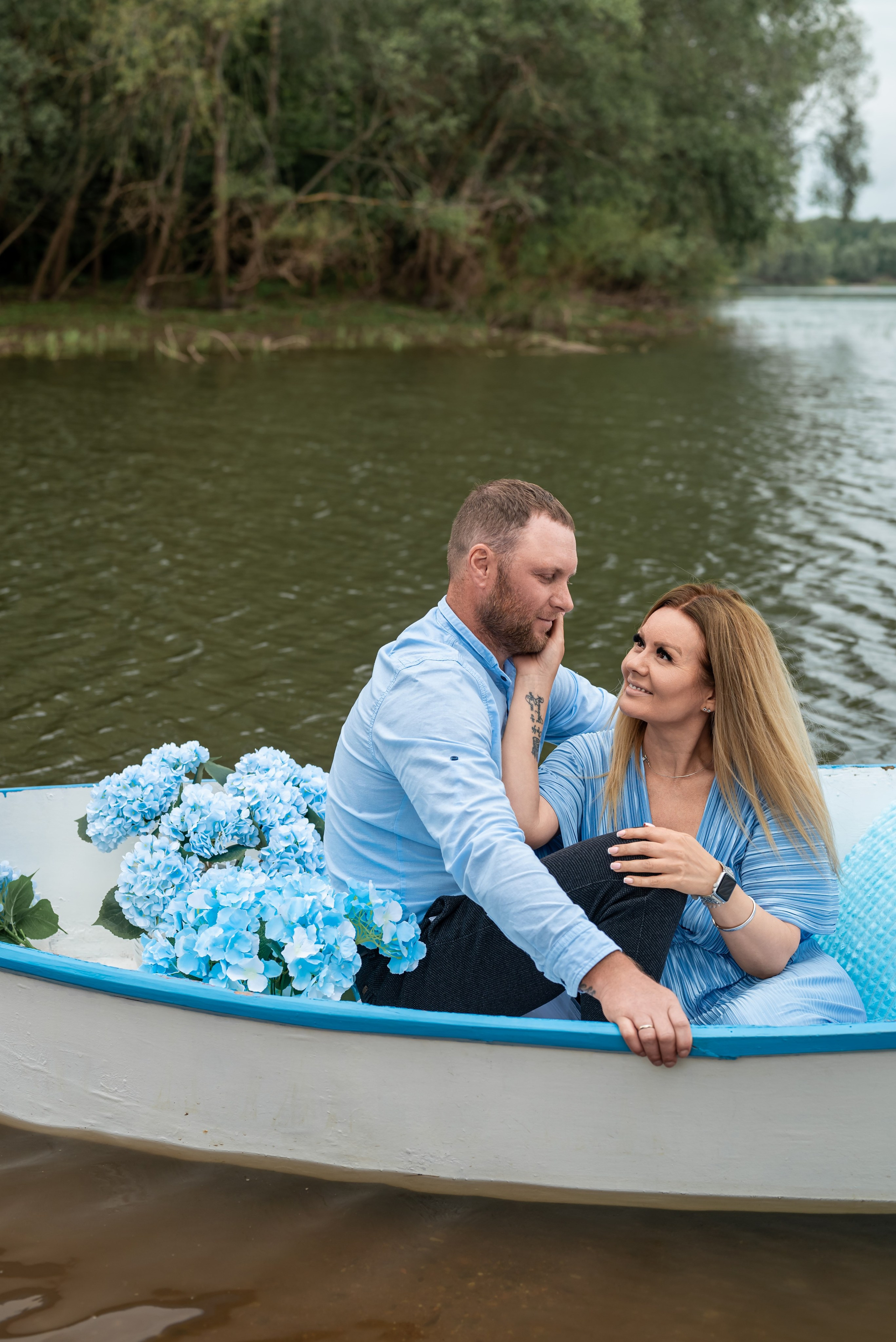 Фотопроект на лодке с голубыми гортензиями. Фотограф в городе Салават