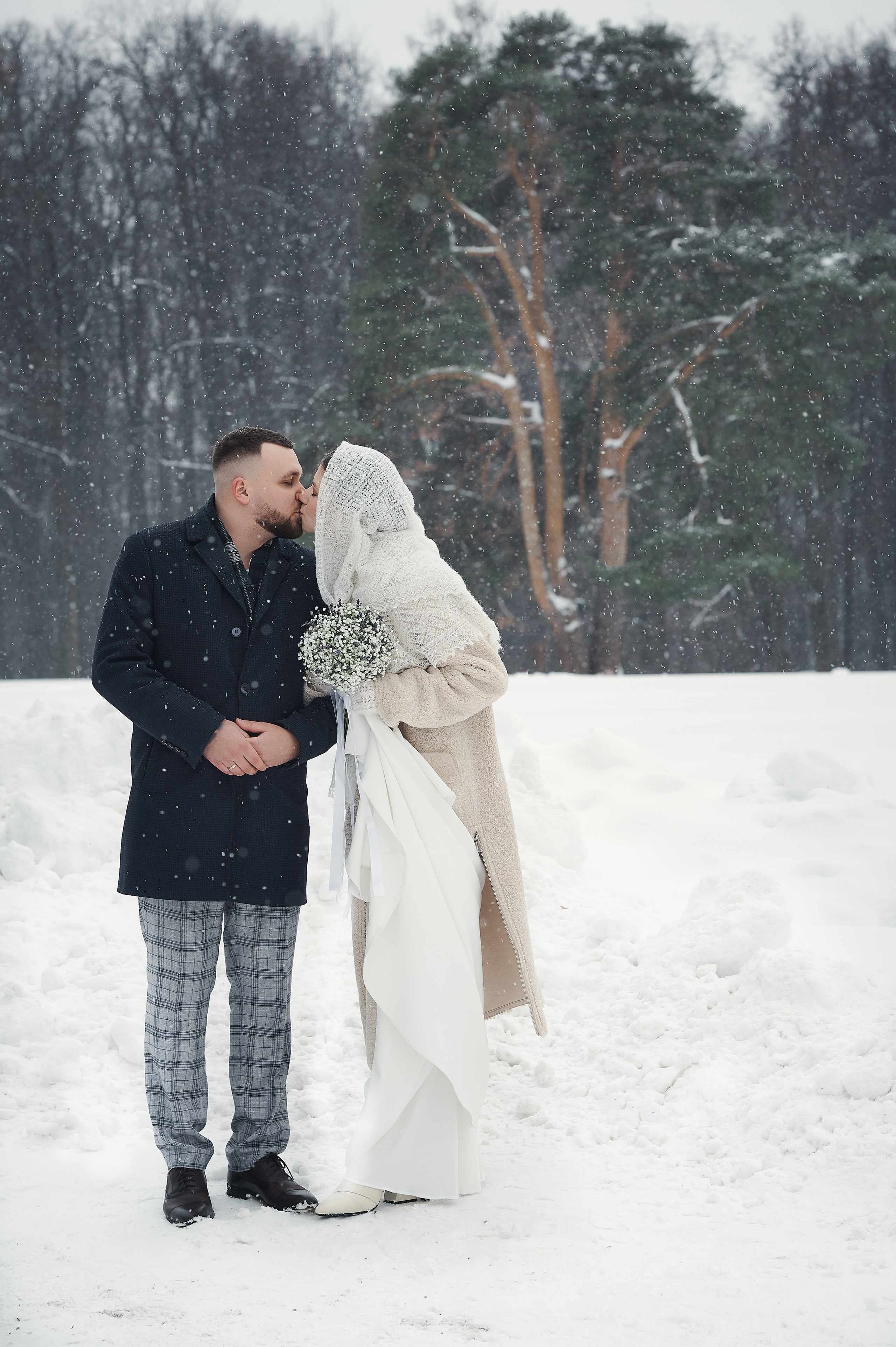 Портрет пары на фоне старинной архитектуры, классический стиль, репортажная съемка свадьбы