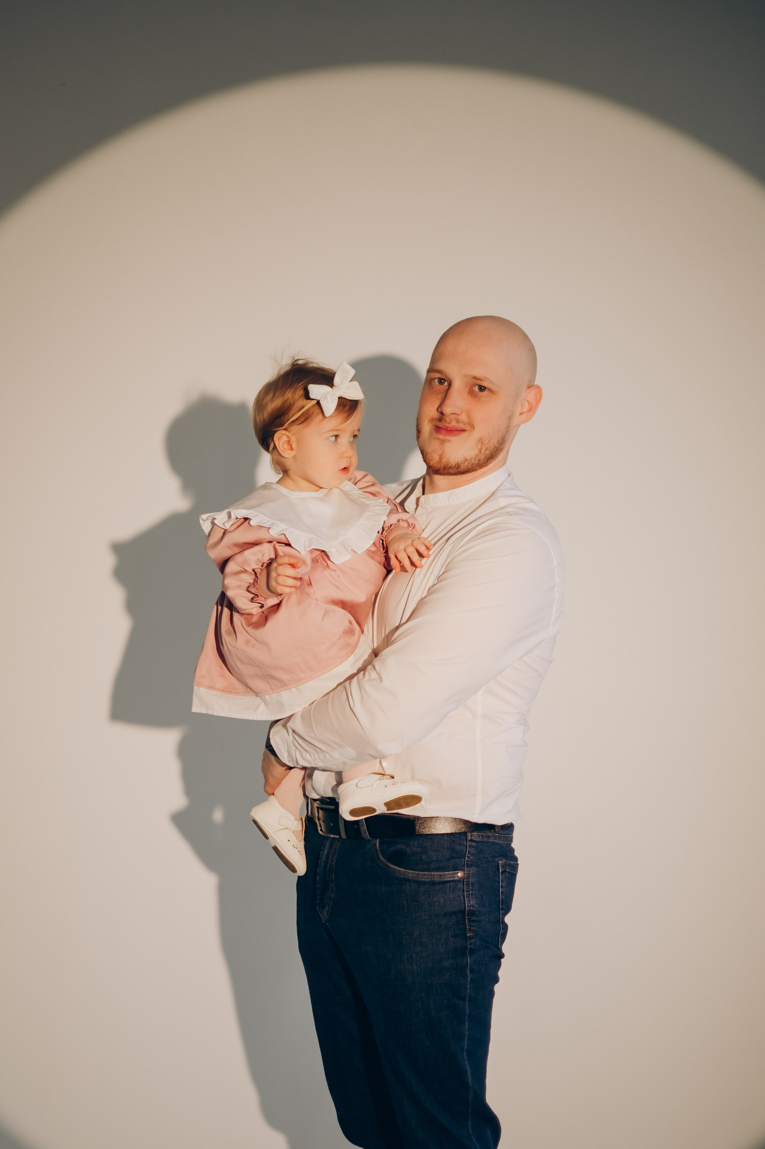 Фотосессия «День рождения» в минималистичной студии. Фотограф Новосибирск Анна Рождественская