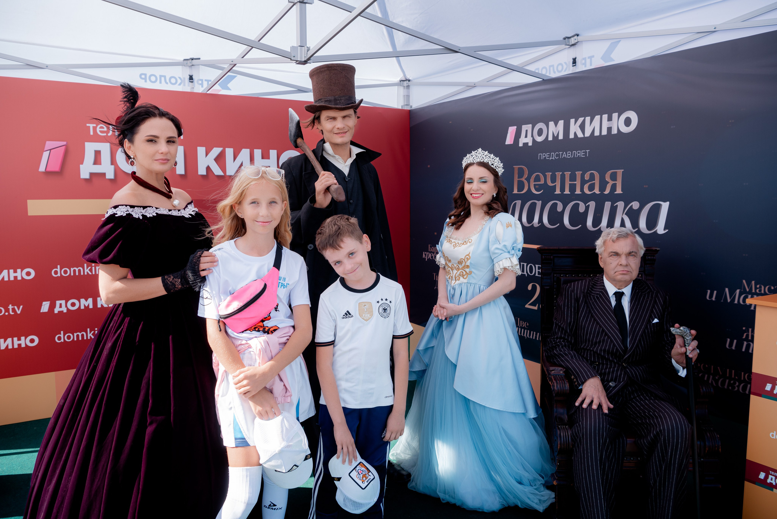 Портретные фото с артистами в палатке Триколор Дом Кинов на день города Волгоград. Фотограф в Волгограде и Волжском Александр Горбань