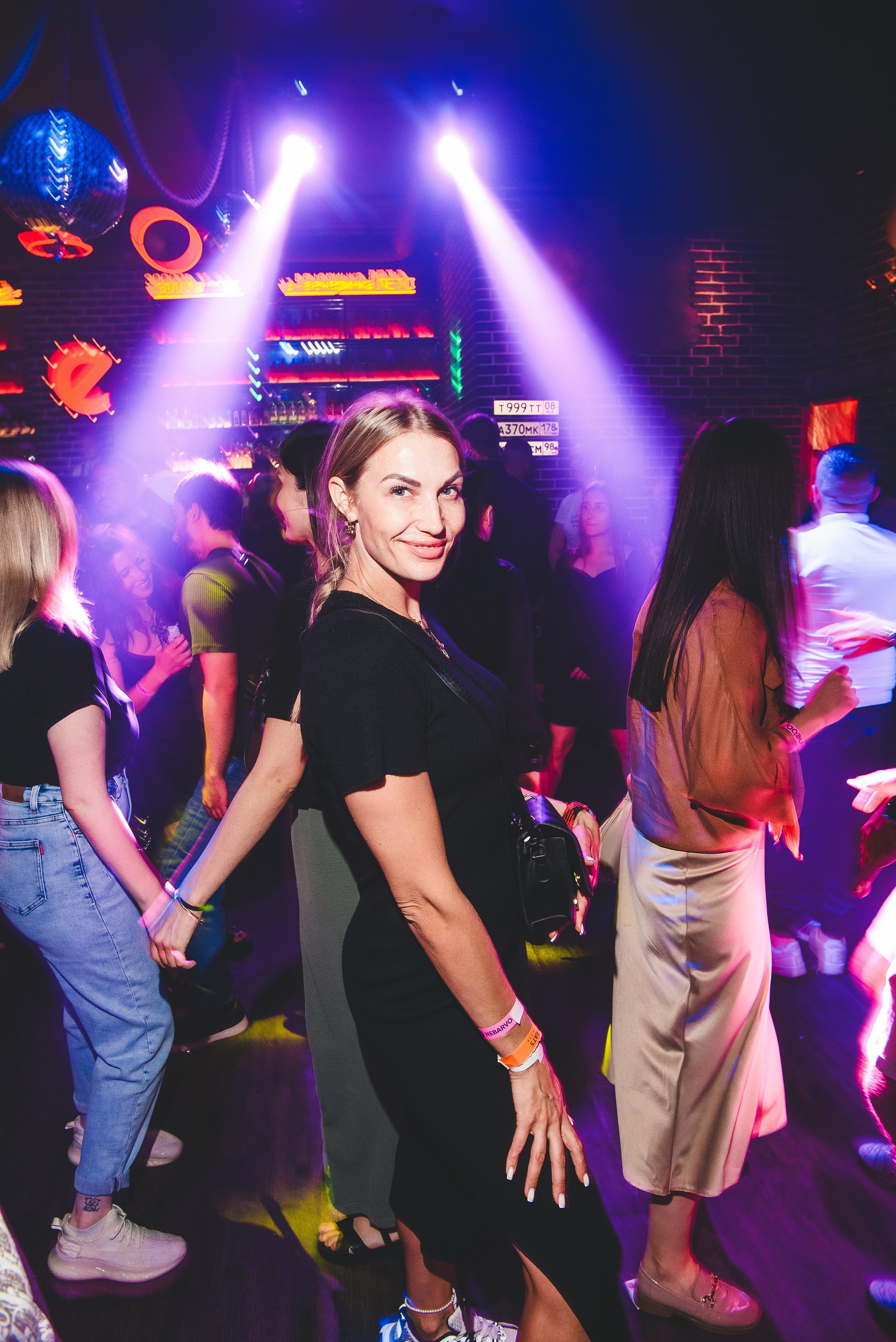 Фотоотчёты о вечеринках для НеБар Волгоград. Или стиль «пьяный фотограф». Фотограф в Волгограде и Волжском Александр Горбань