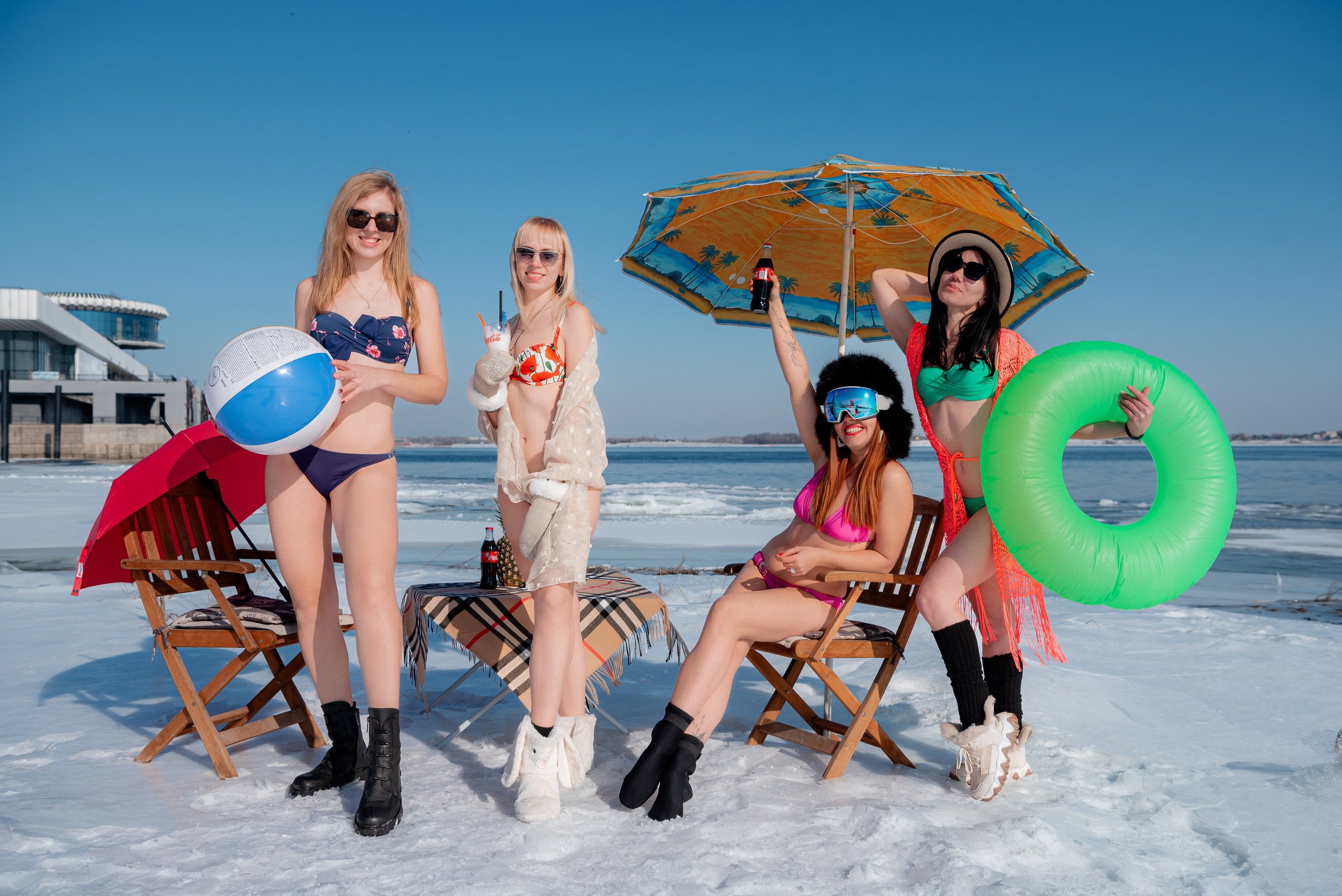 Моржи на Волге. Девушки в купальниках на снегу. Волгоград. Фотограф в Волгограде и Волжском Александр Горбань