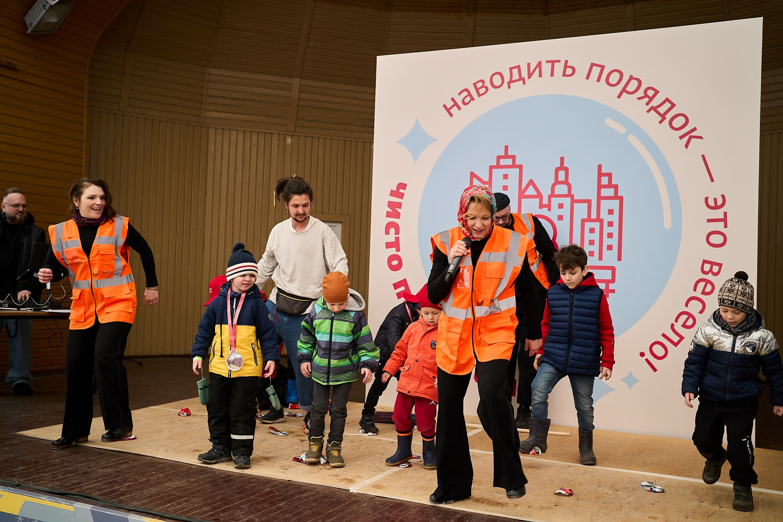 Субботник у Управления делами Мэра и Правительства Москвы. Фотограф и Видеограф в Москве. Олег Корушев