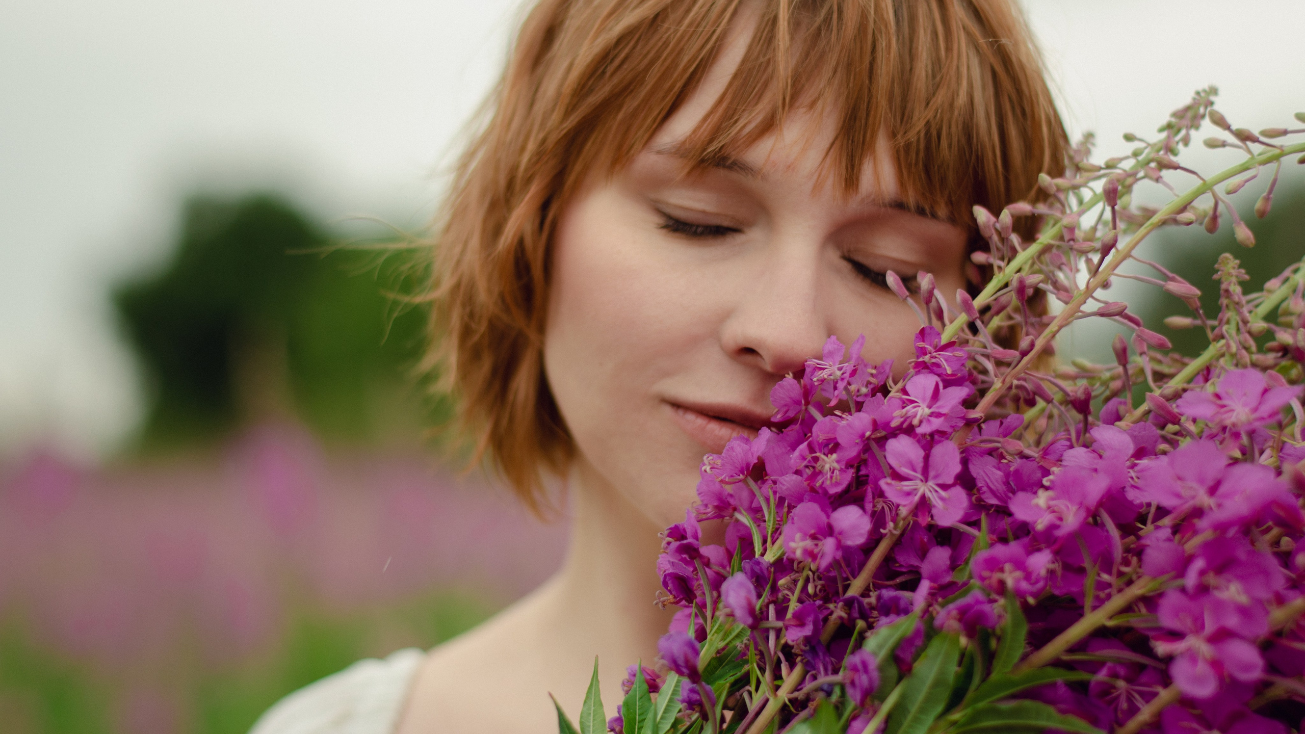Девушка с цветами фото