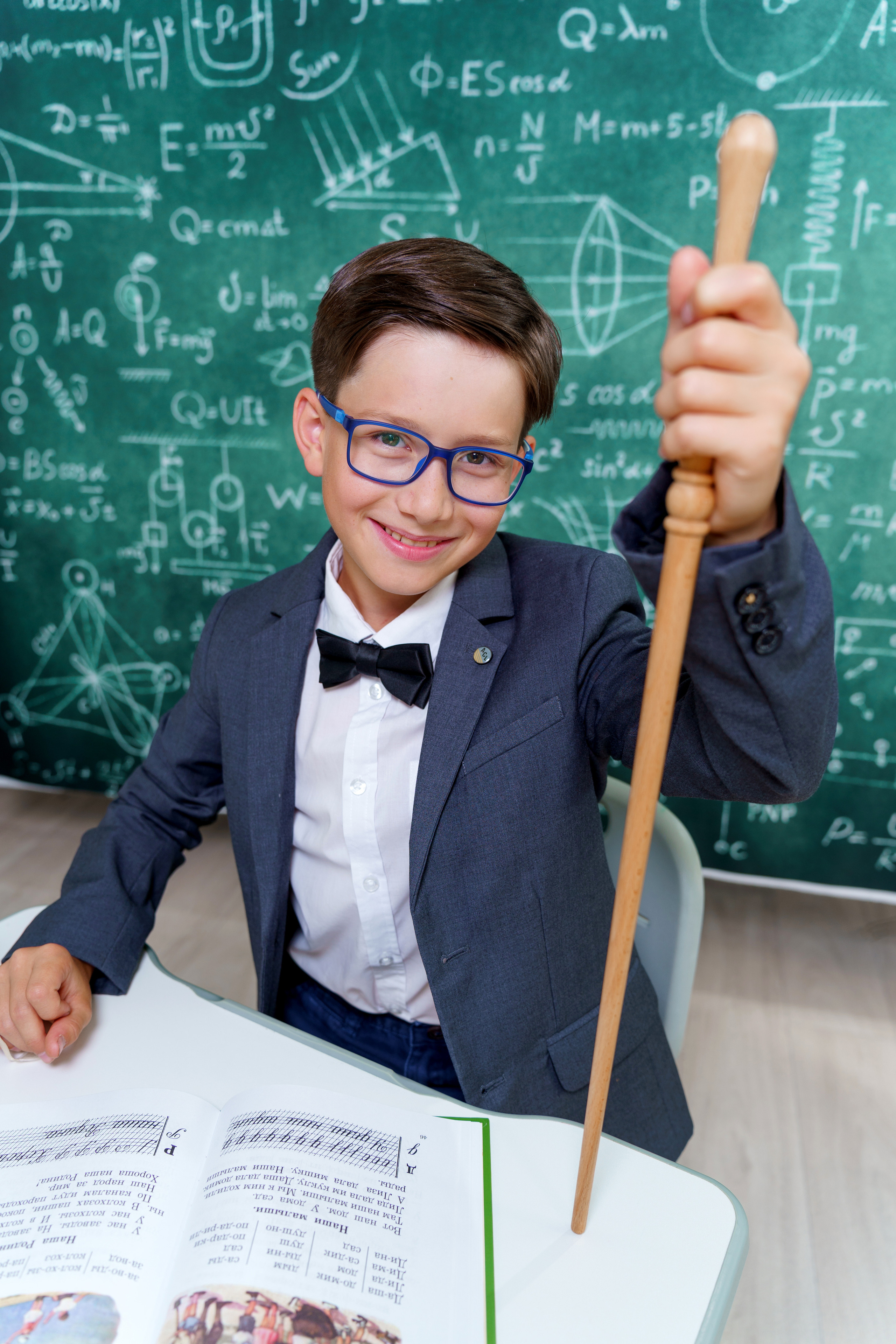 Школьная сюжетная фотосессия «Маленький Профессор». Фотостудия «Стрекоза»