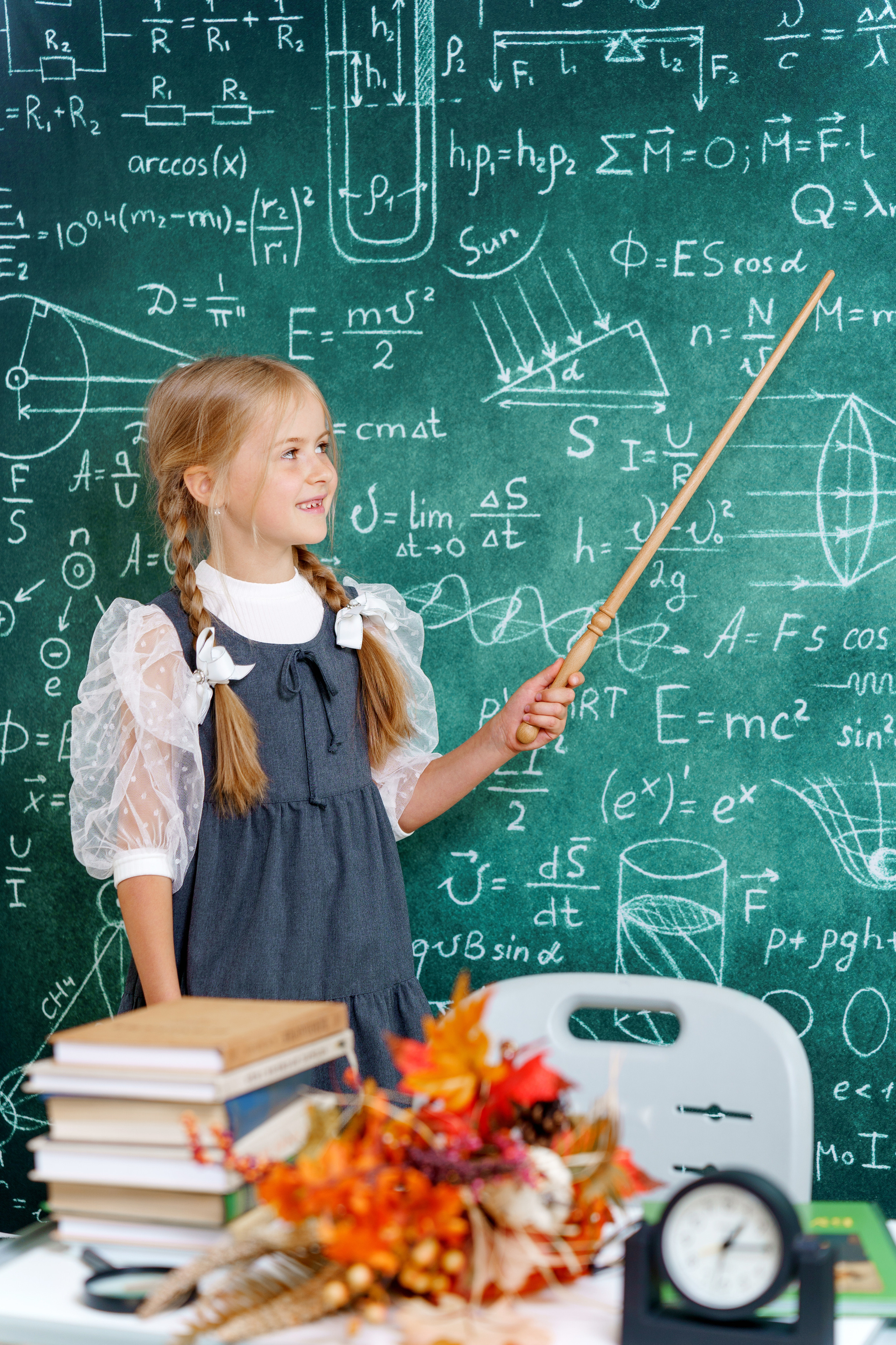 Школьная сюжетная фотосессия «Маленький Профессор». Фотостудия «Стрекоза»