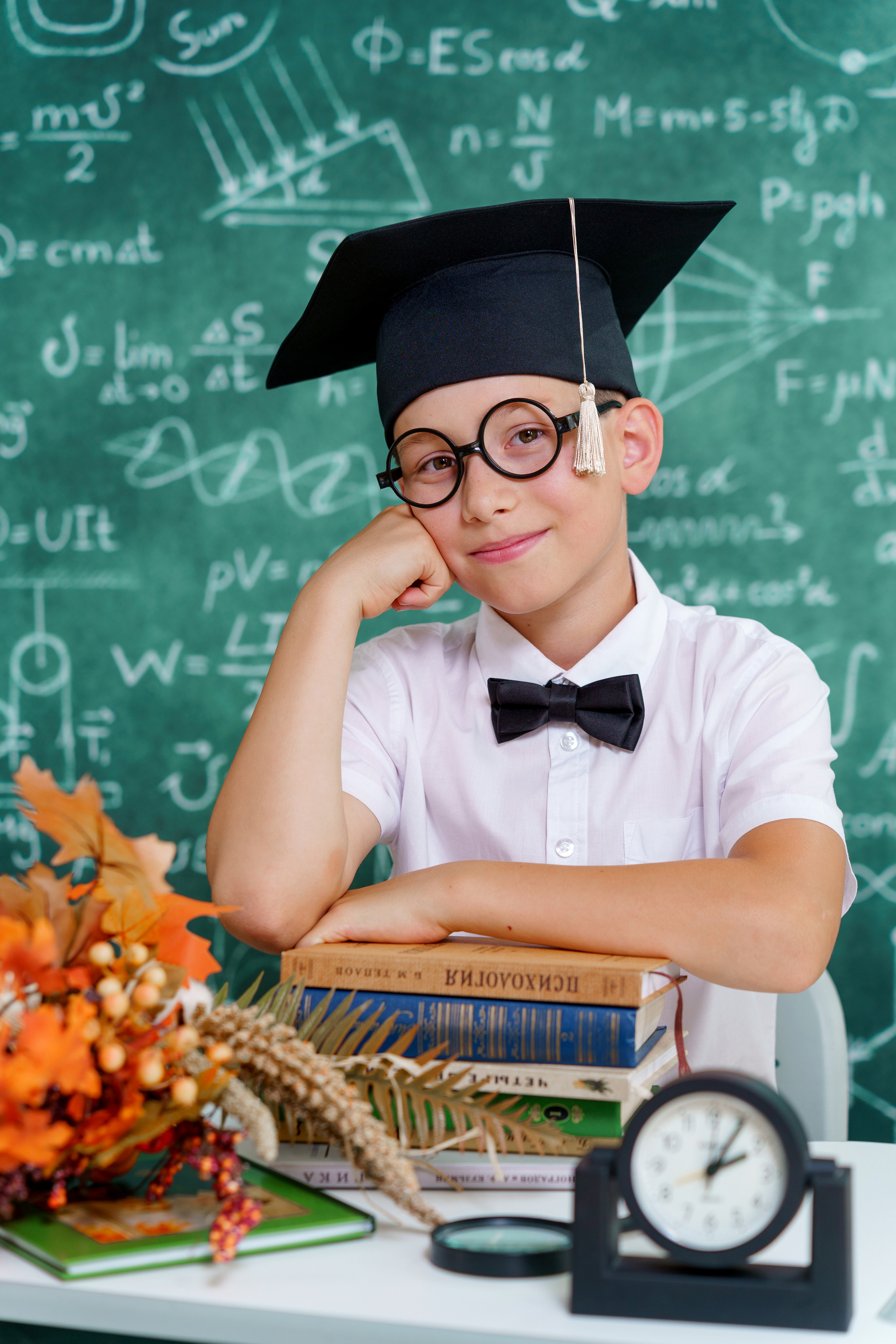 Школьная сюжетная фотосессия «Маленький Профессор». Фотостудия «Стрекоза»