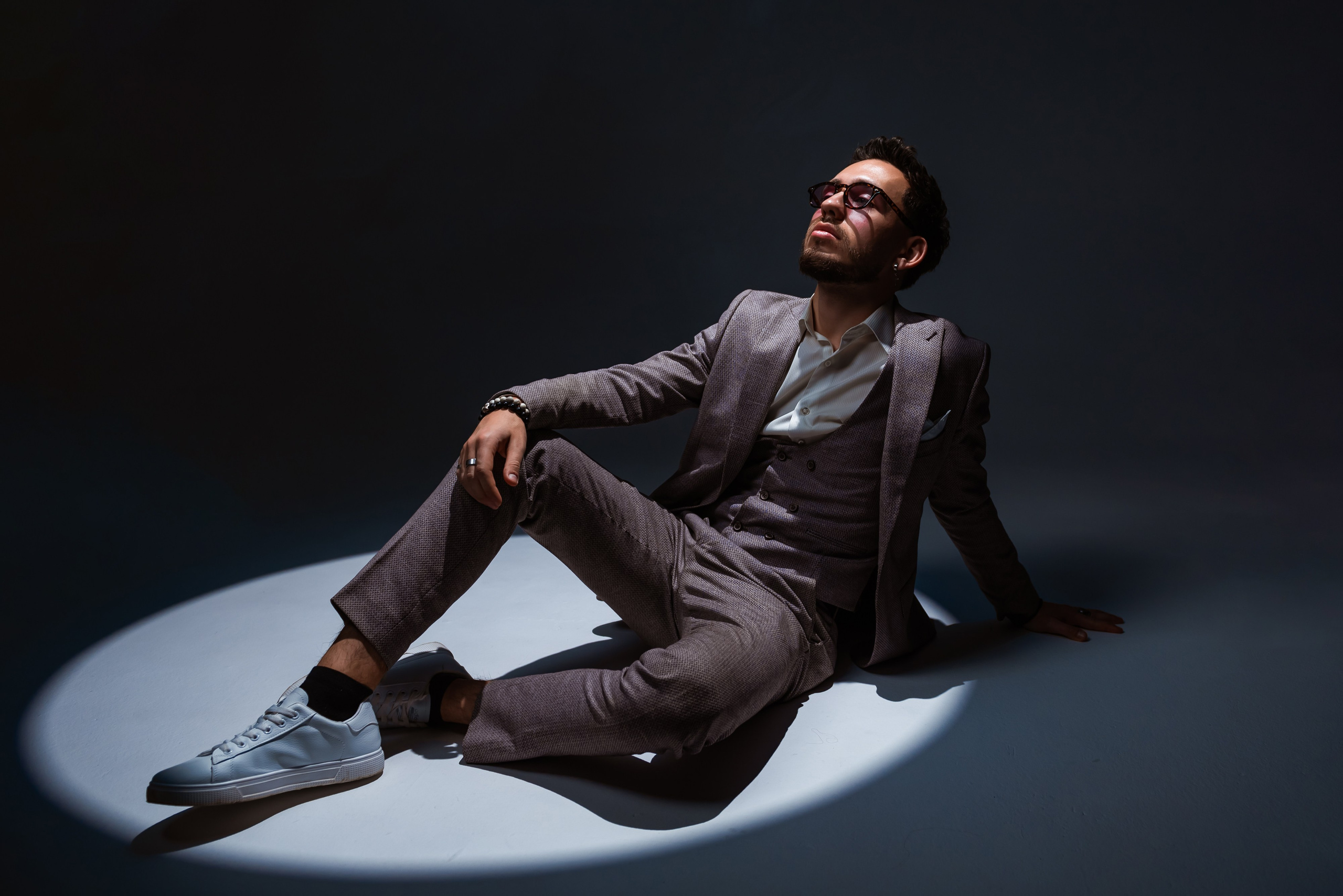 Фотосессия в фотостудии новосибирск, фотосессия в студии, фотосессия на циклорамме, фотосессия со спотлайтом, креативная фотосессия, фотограф новосибирск, фотосессия новосибирск, заказать фотографа в новосибирске, портретный фотограф новосибирск, мужской фотограф новосибирск, фото Юлия Туманова, портретное фото, креативный фотограф, организация фотосессии, фотосессия с дымом, фотосессия для мужчины, мужская фотосессия