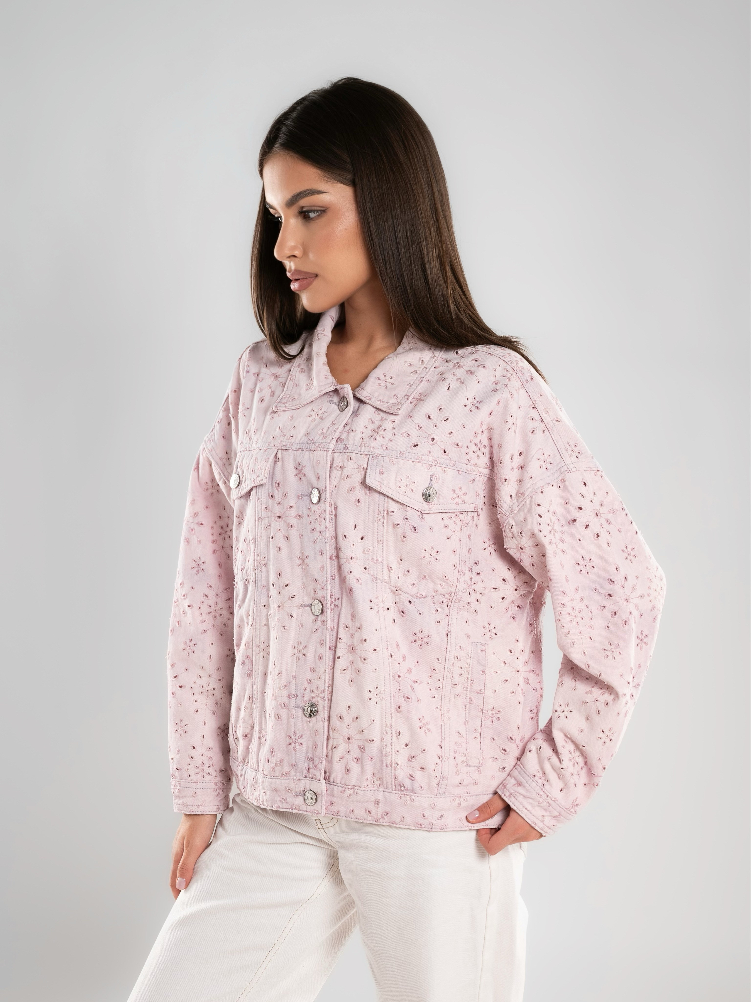 Джинсовые куртки на 2х моделях. Предметный фотограф, фото для маркетплейсов Пятигорск, КМВ