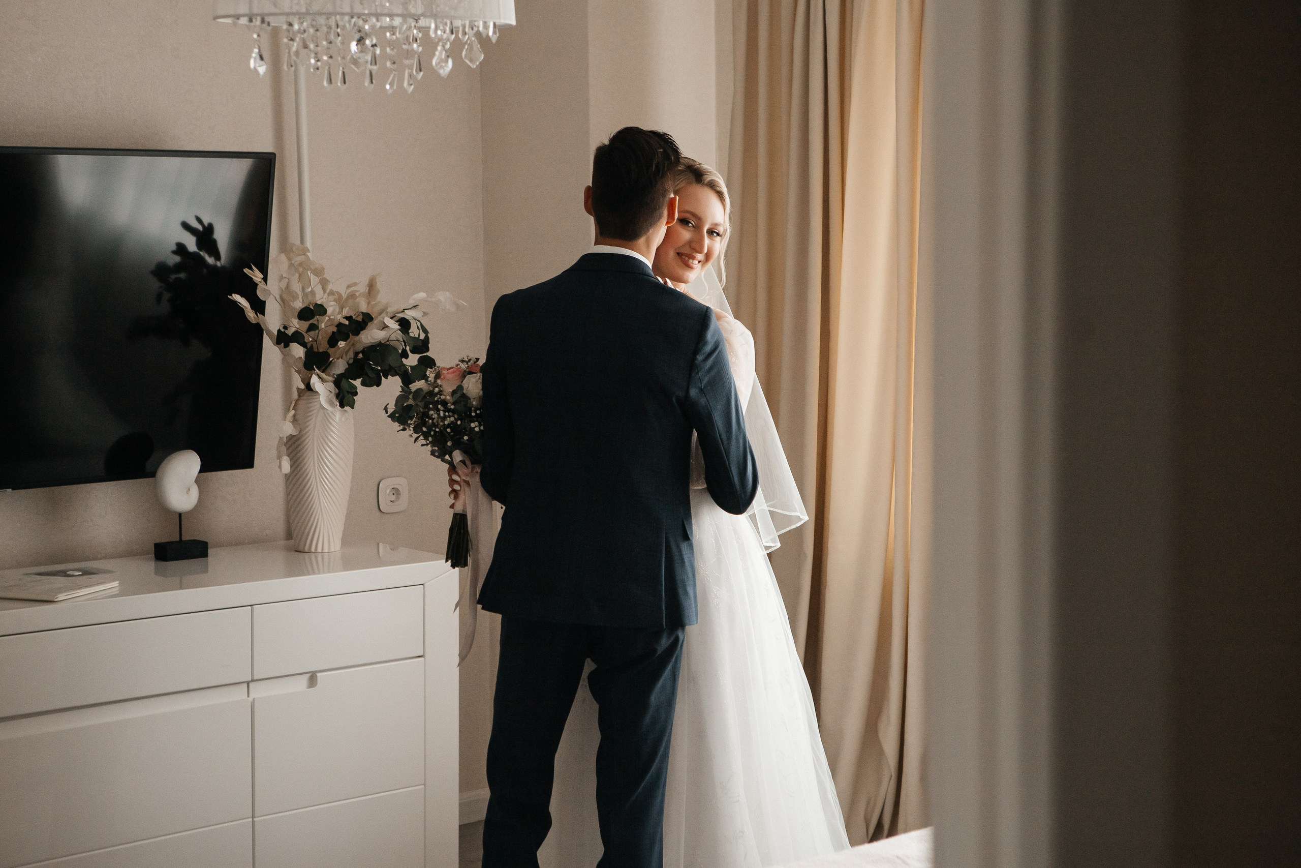 Евгения и Николай утренние сборы. Свадебный фотограф Виктория Чуйко Магнитогорск. Визуал для бизнеса