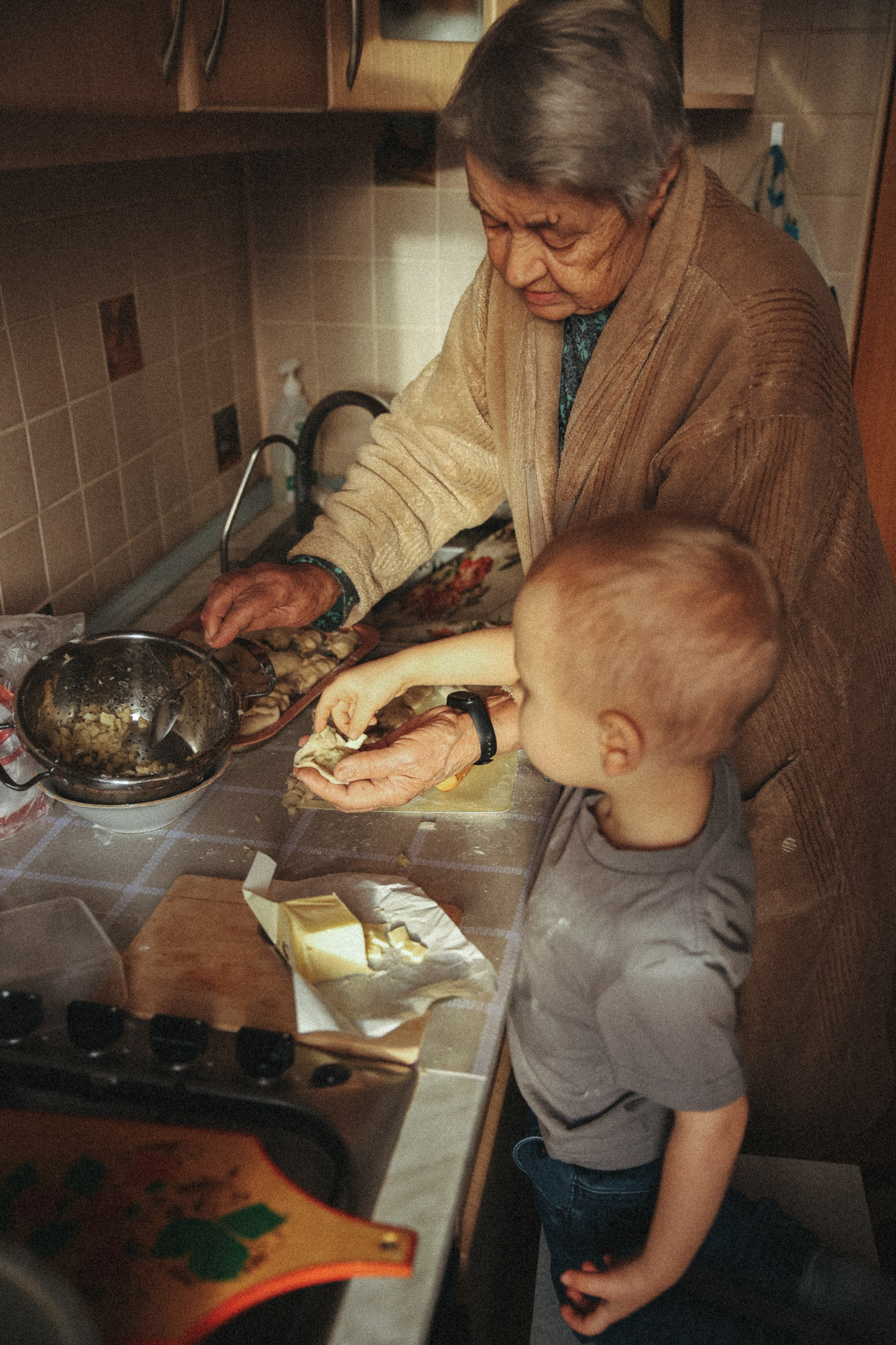 Семейная фотосессия домашняя фотосессия бабушка в гостях у бабушки. Фотограф Владимир Москва