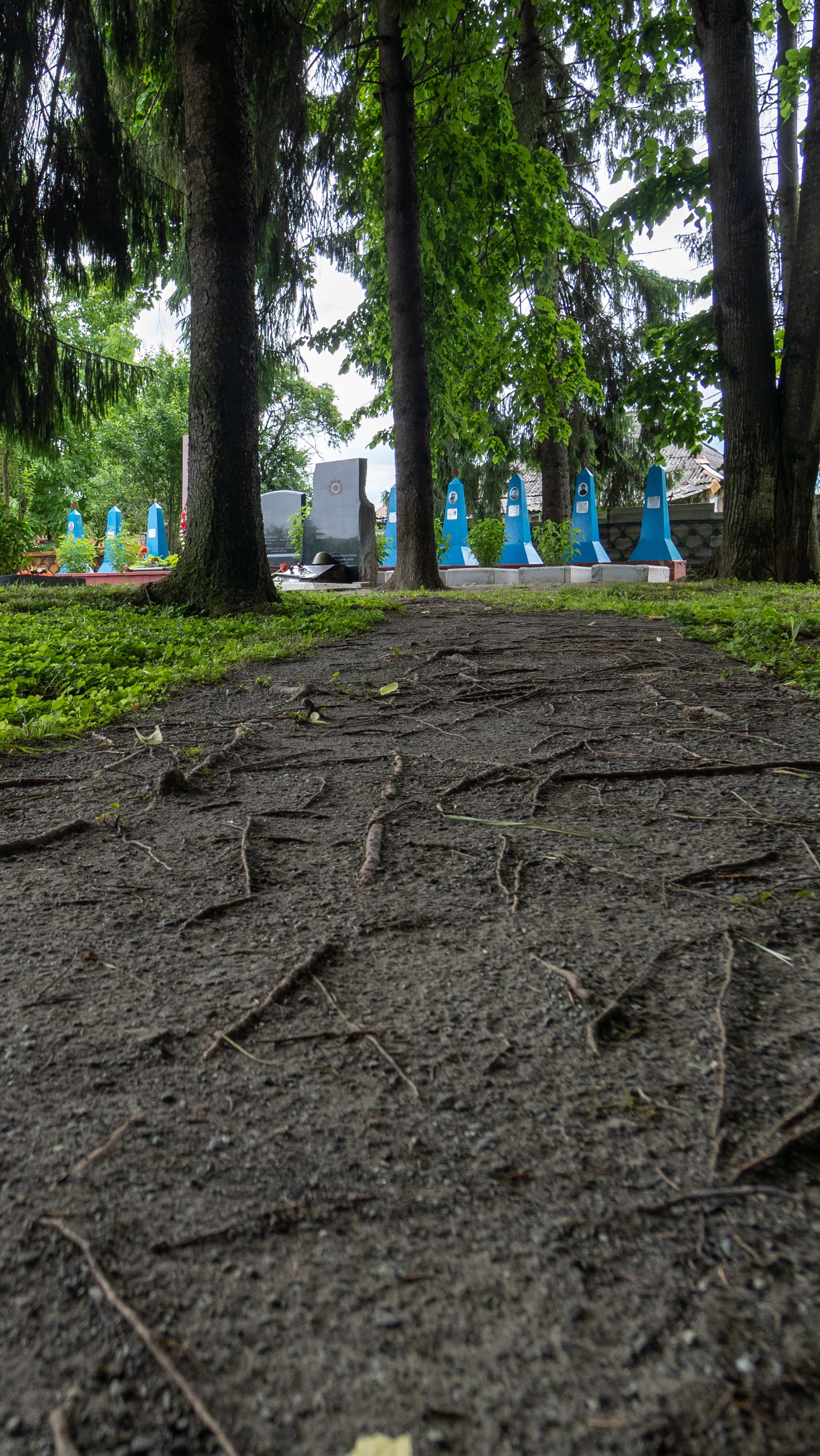 Ничего не было видно и приходилось прислушиваться. Художественная группа «Нежные Бабы»