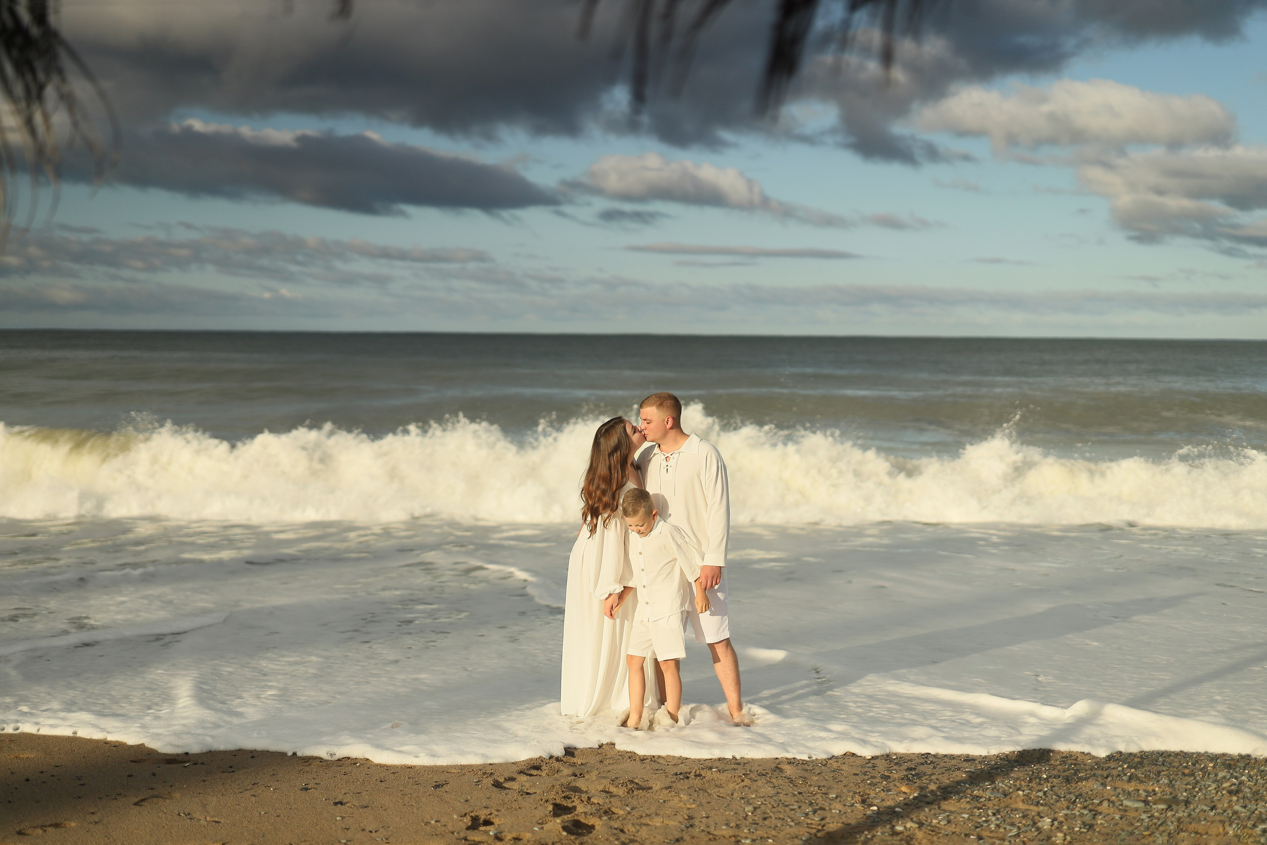 Семейная фотосессия на пляже в Сухуме. Свадебный и семейный фотограф в Абхазии Жанна Соснина