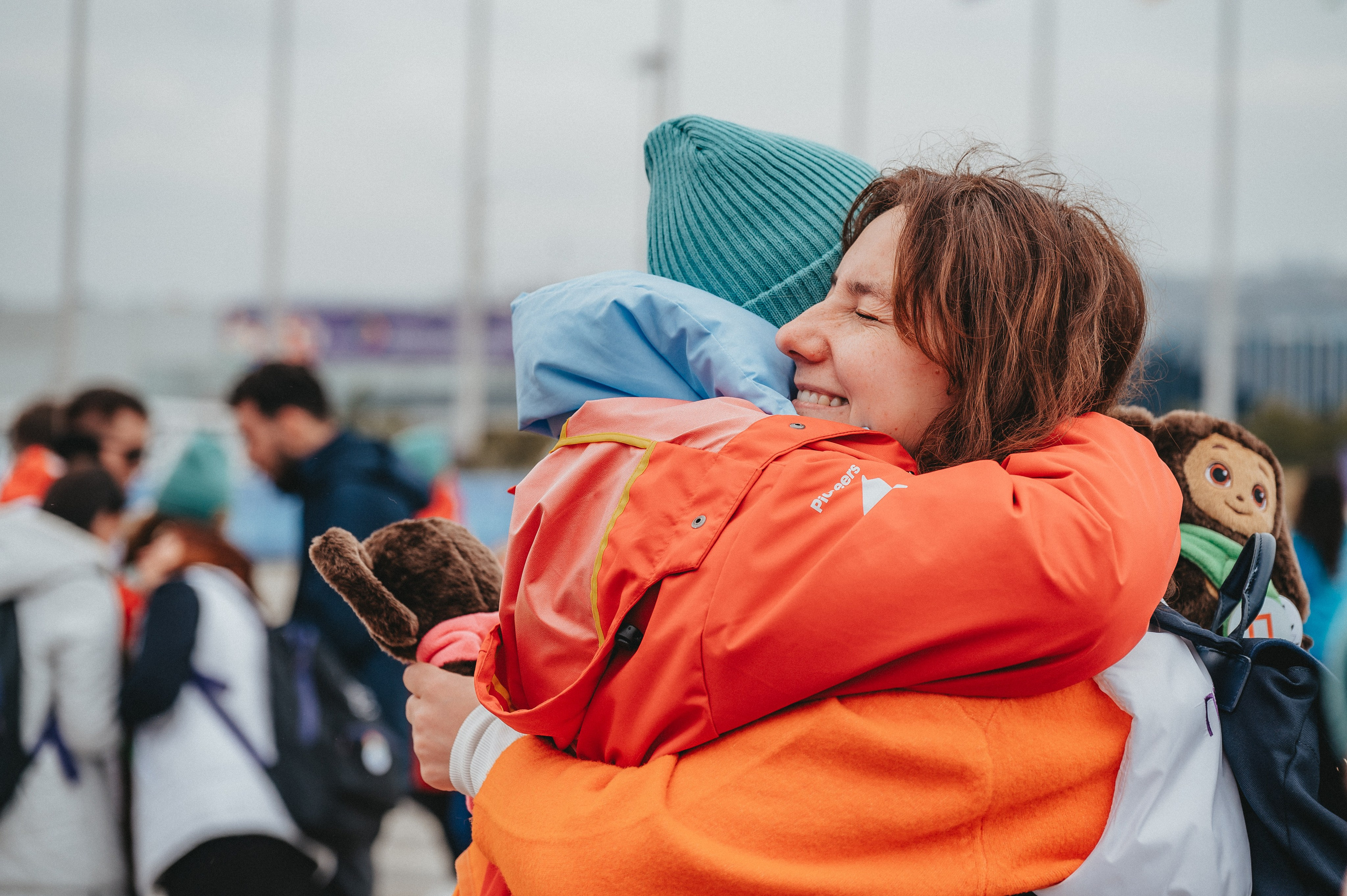 Событийная съемка эмоций на форуме как подруги обнимаются и рады друг друга увидеть