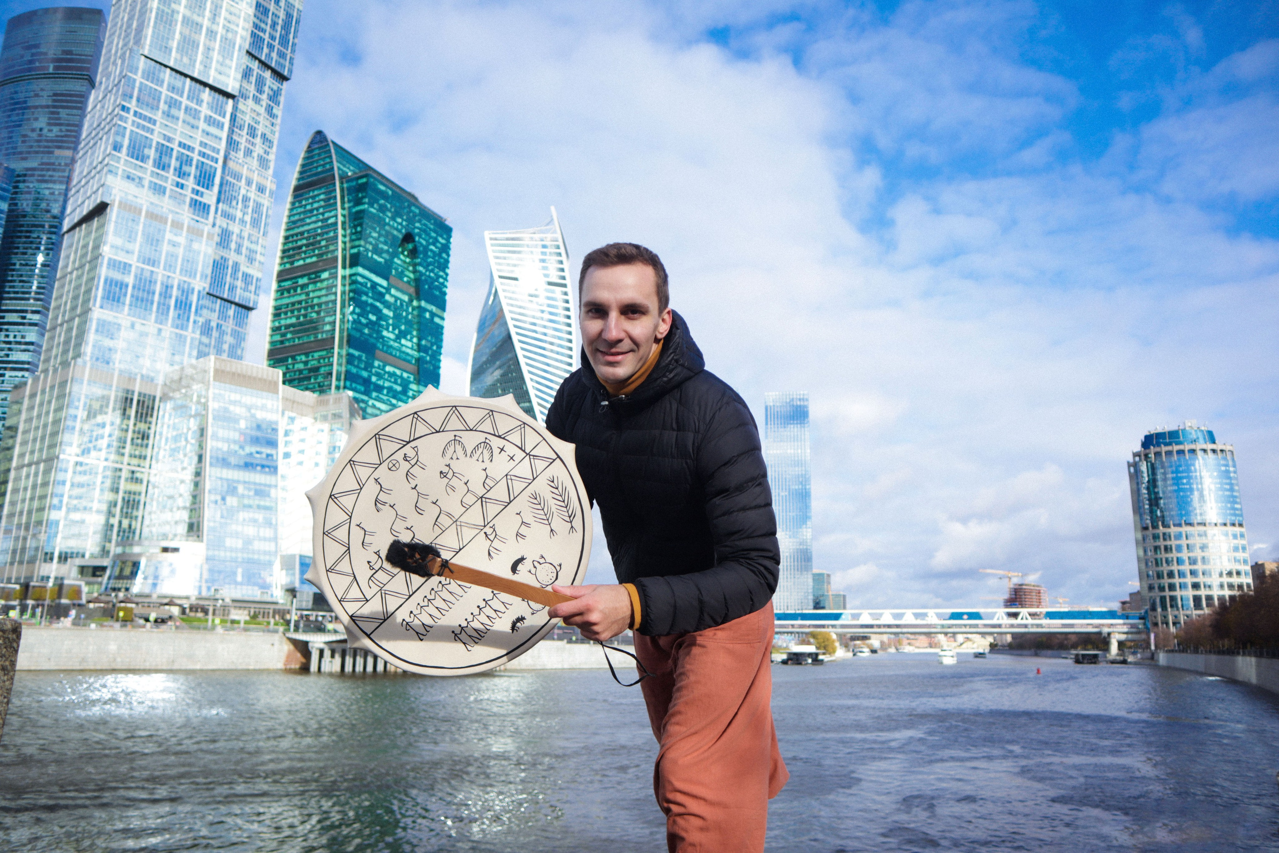 портет мужчины на фоне синего неба с барабаном 