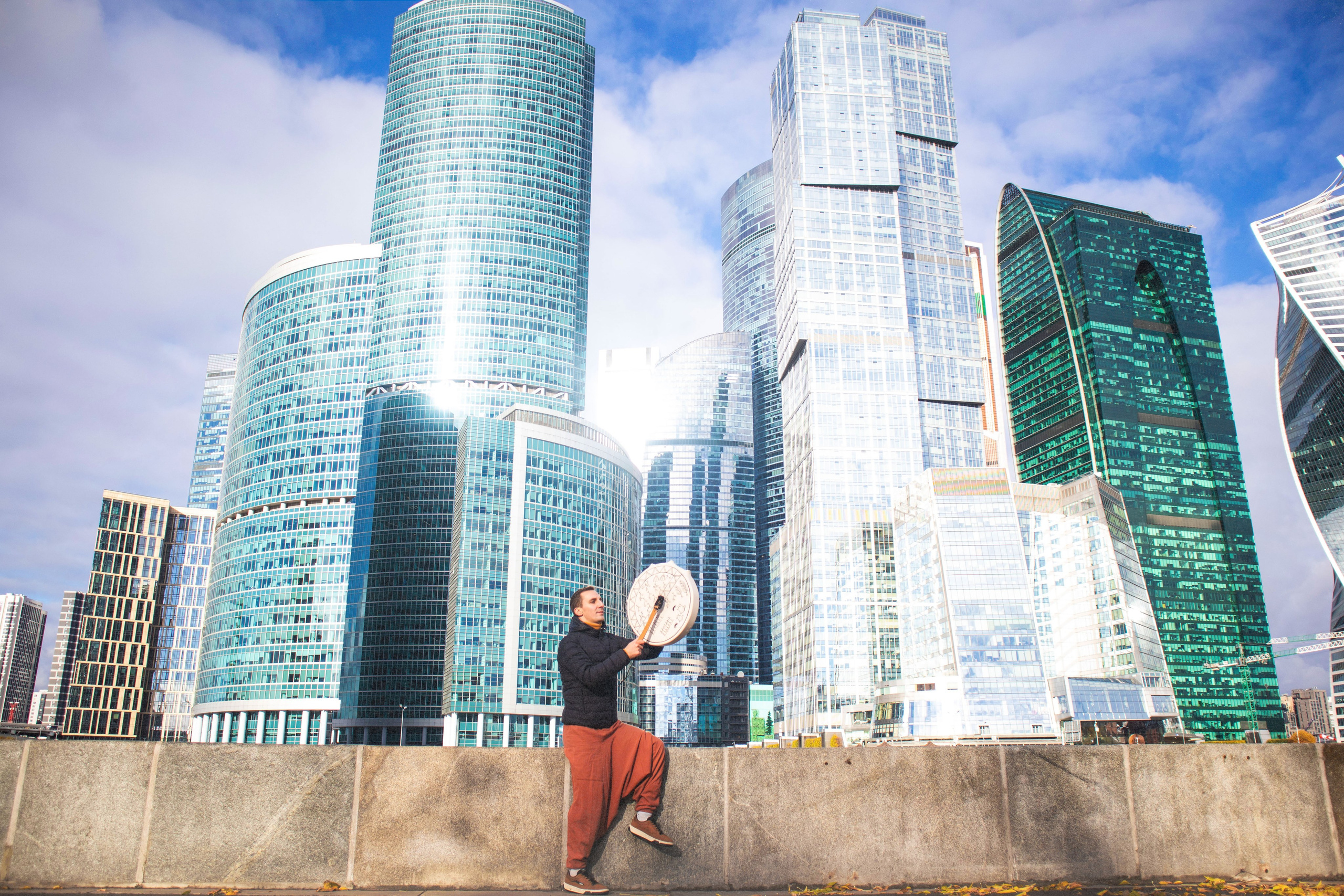 портрет мужчины на фоне москва-сити