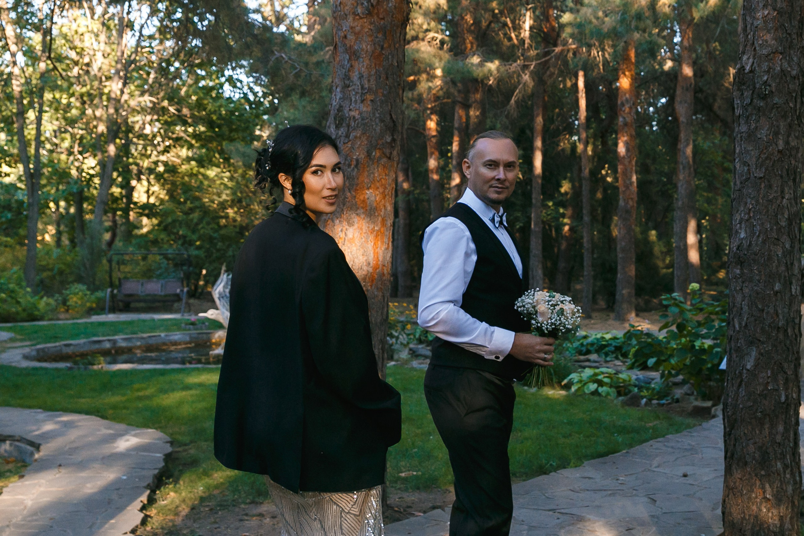 Ксения и Александр: поженились и погуляли в парке санатория Горная поляна. Событийный фотограф Максим Бескоровайновнов