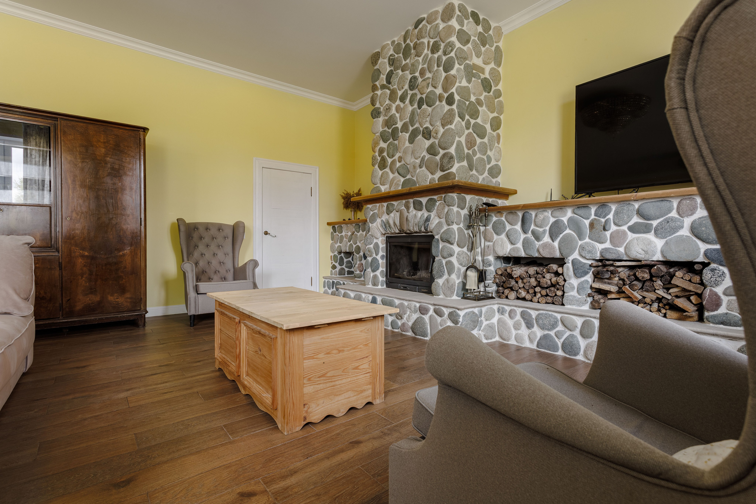 камин в гостиной