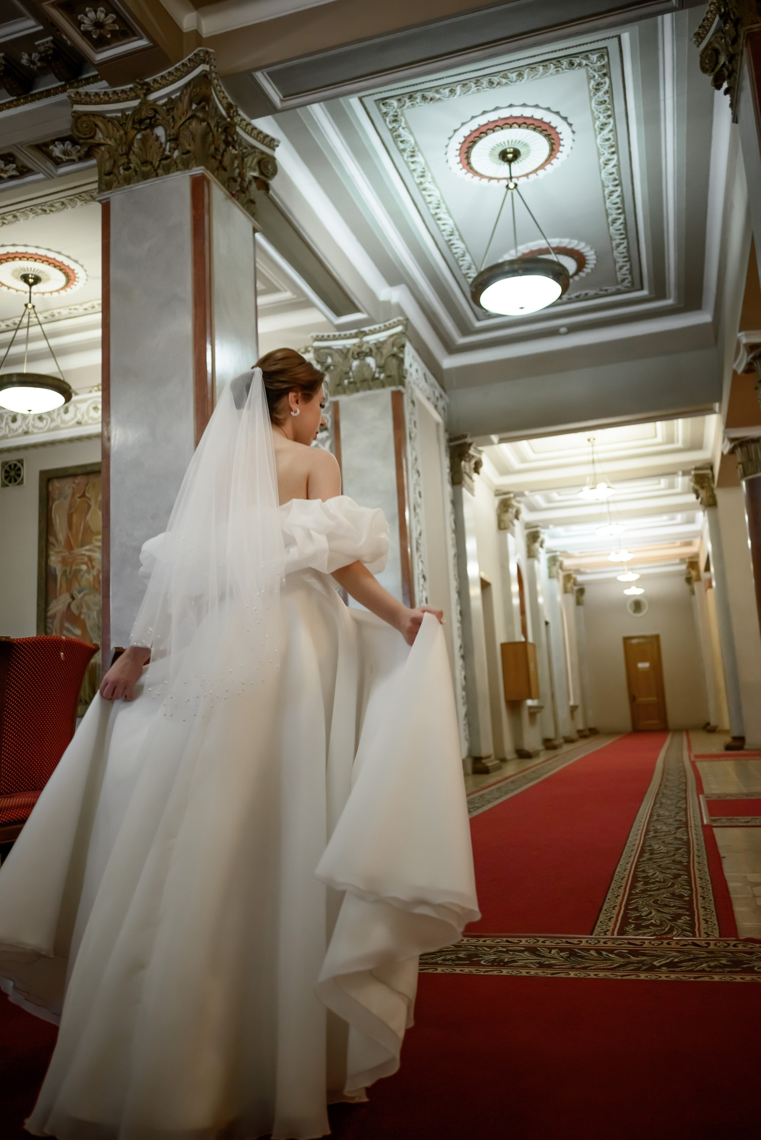 невеста бегущая по красной дорожке