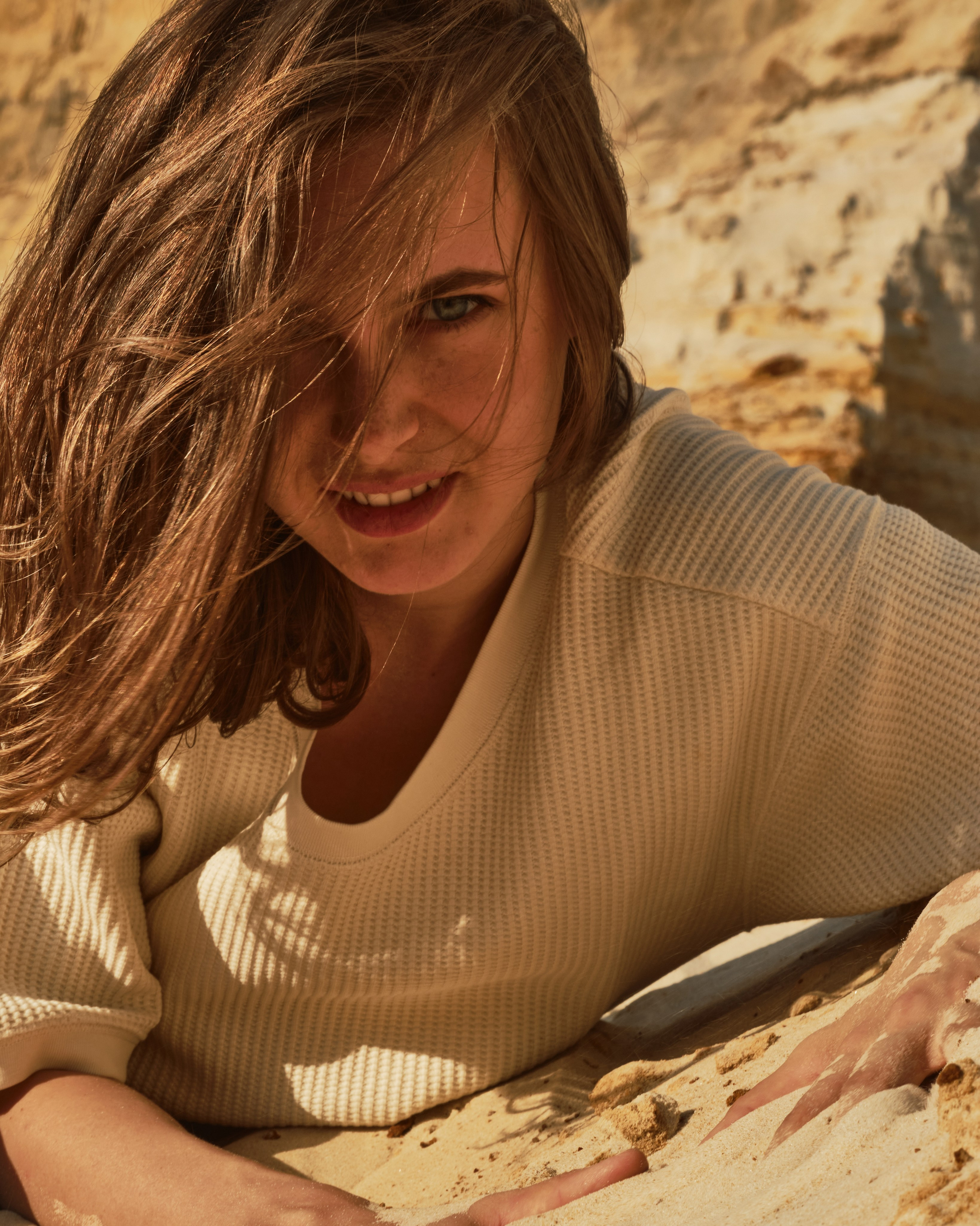 Светлана в пустыне (на пляже). Фотограф Максим Ерёмин