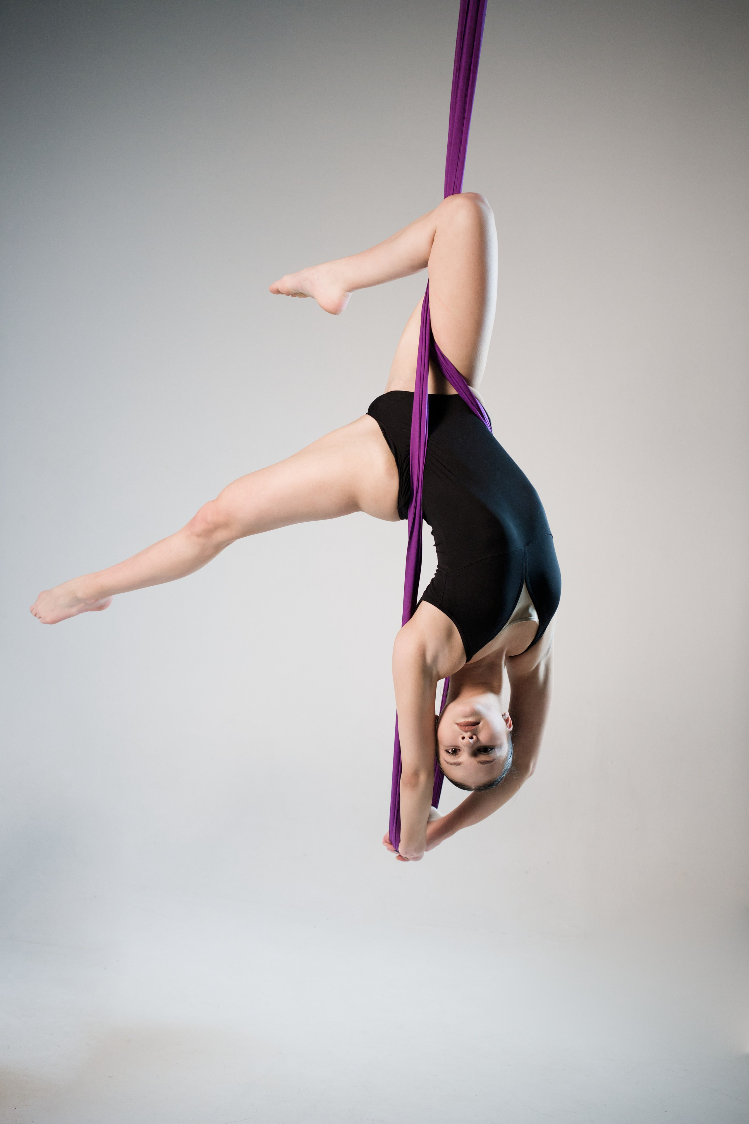 Сложный элемент вниз головой на фиолетовом полотне