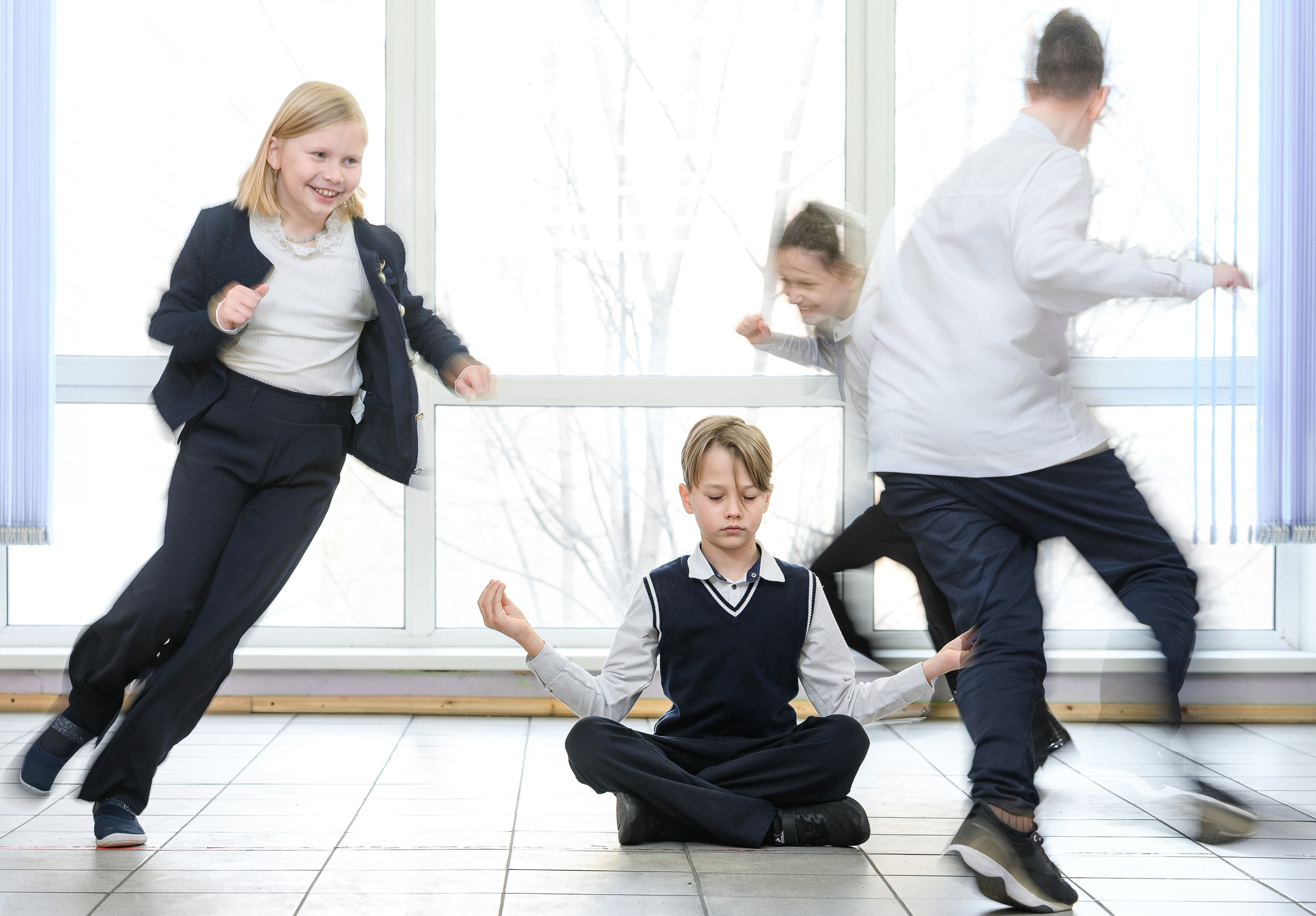 Ученики весело двигаются в школьном холле на перемене