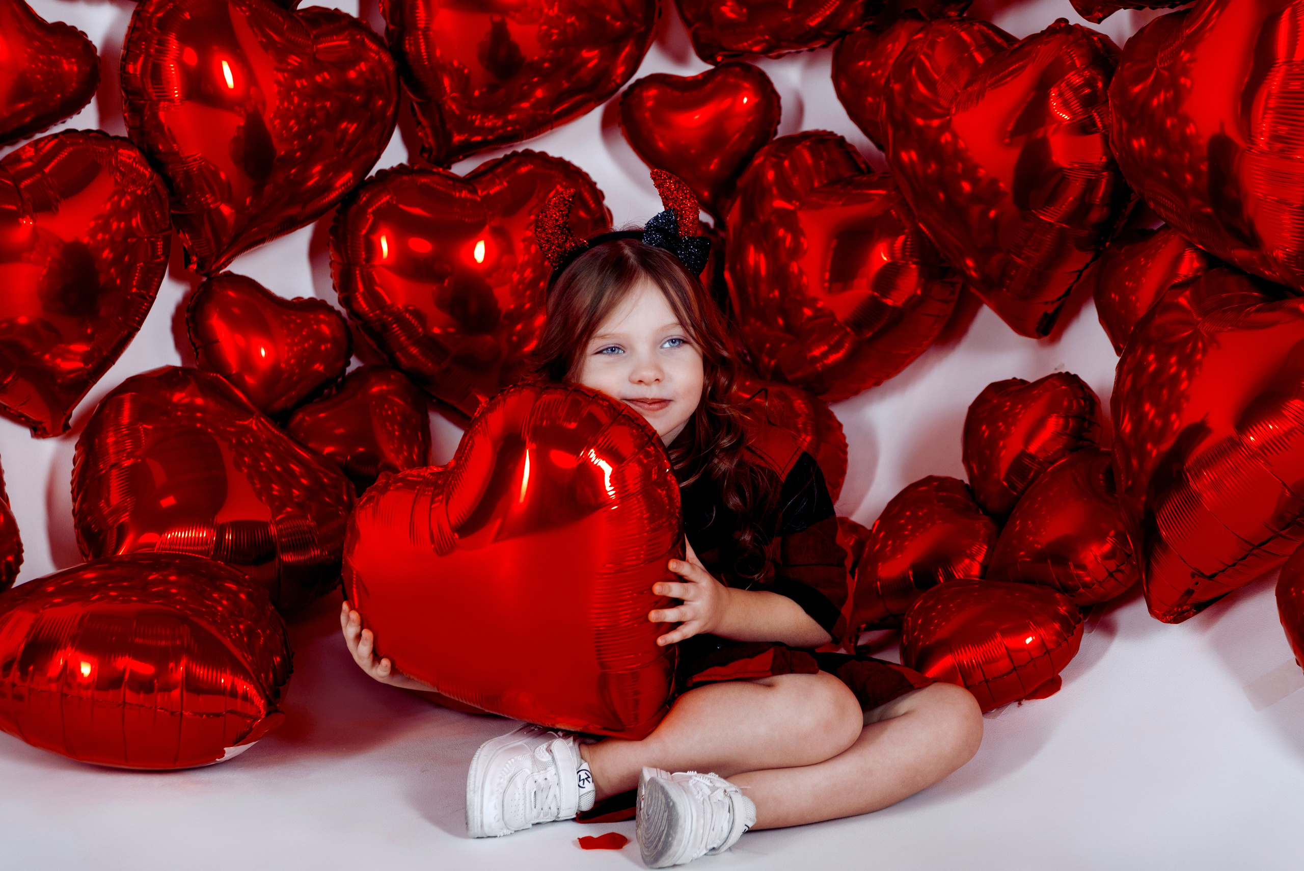 Детская фотосессия с красными сердцами в фотостудии Сочи. Детский студийный фотограф Сочи