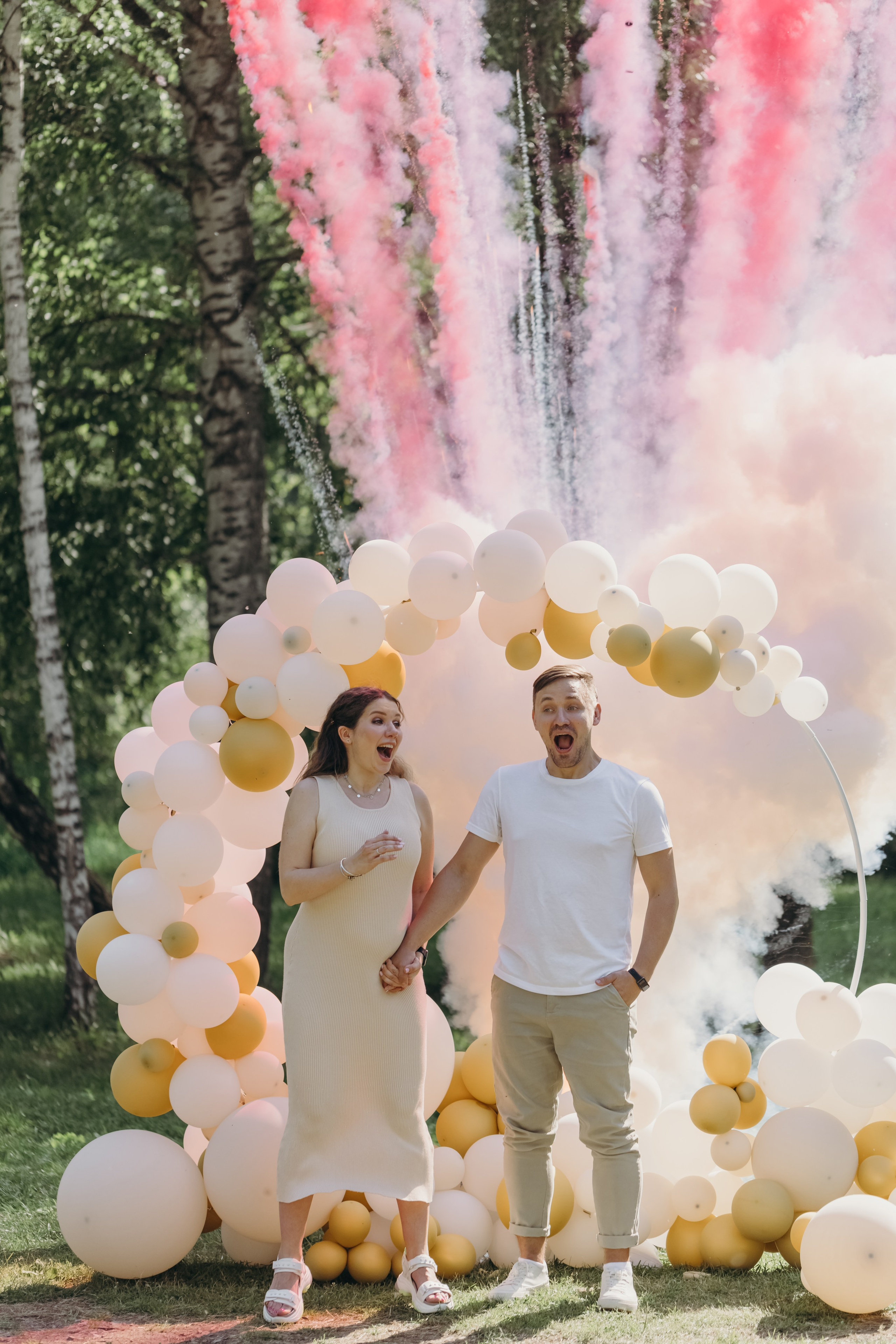 Молодая пара узнает пол будущего ребенка на празднике гендер пати