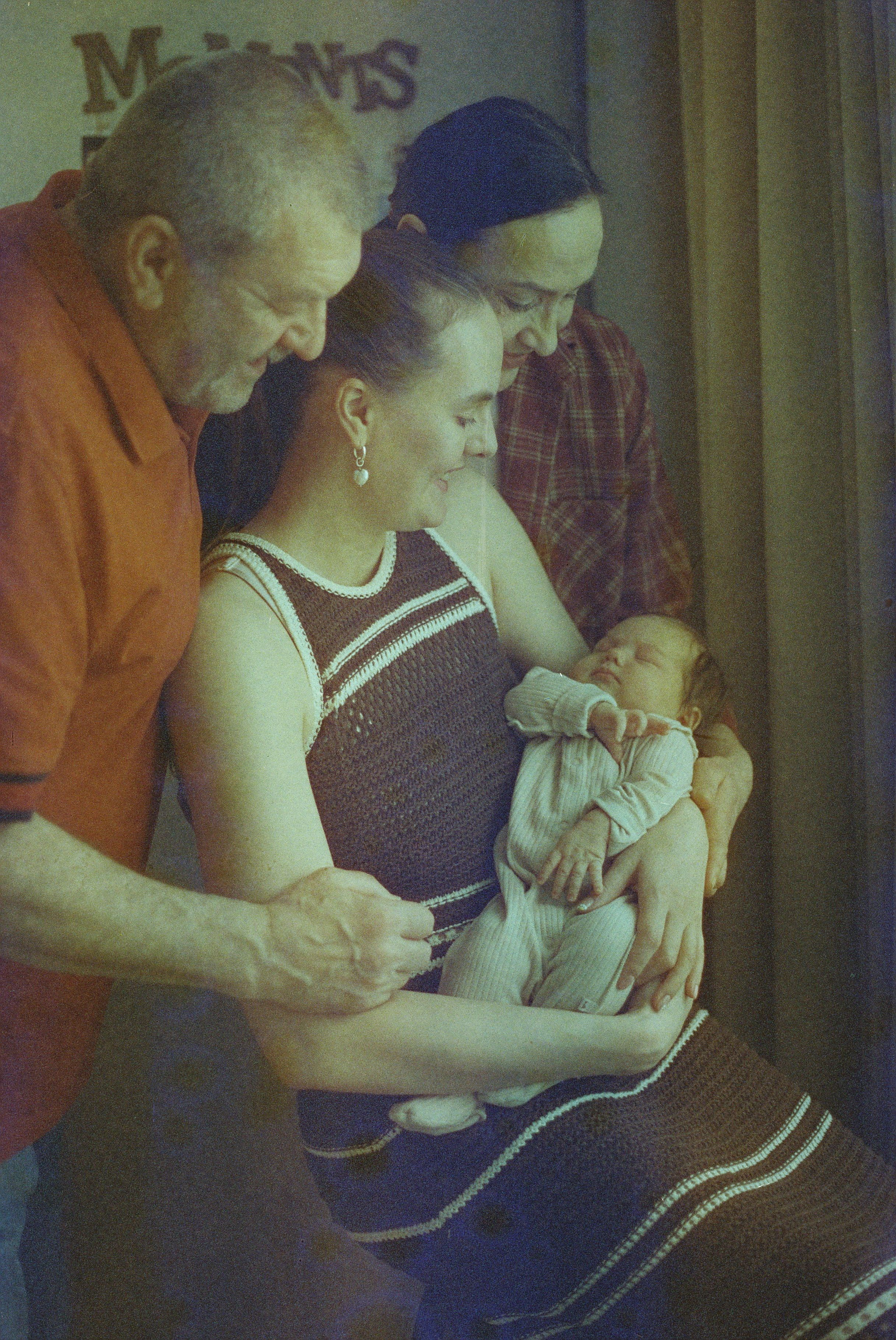 Просроченная пленка Kodak. Портрет семьи, портрет с родителями, пленочный фотограф, семейная фотография, семейный фотограф