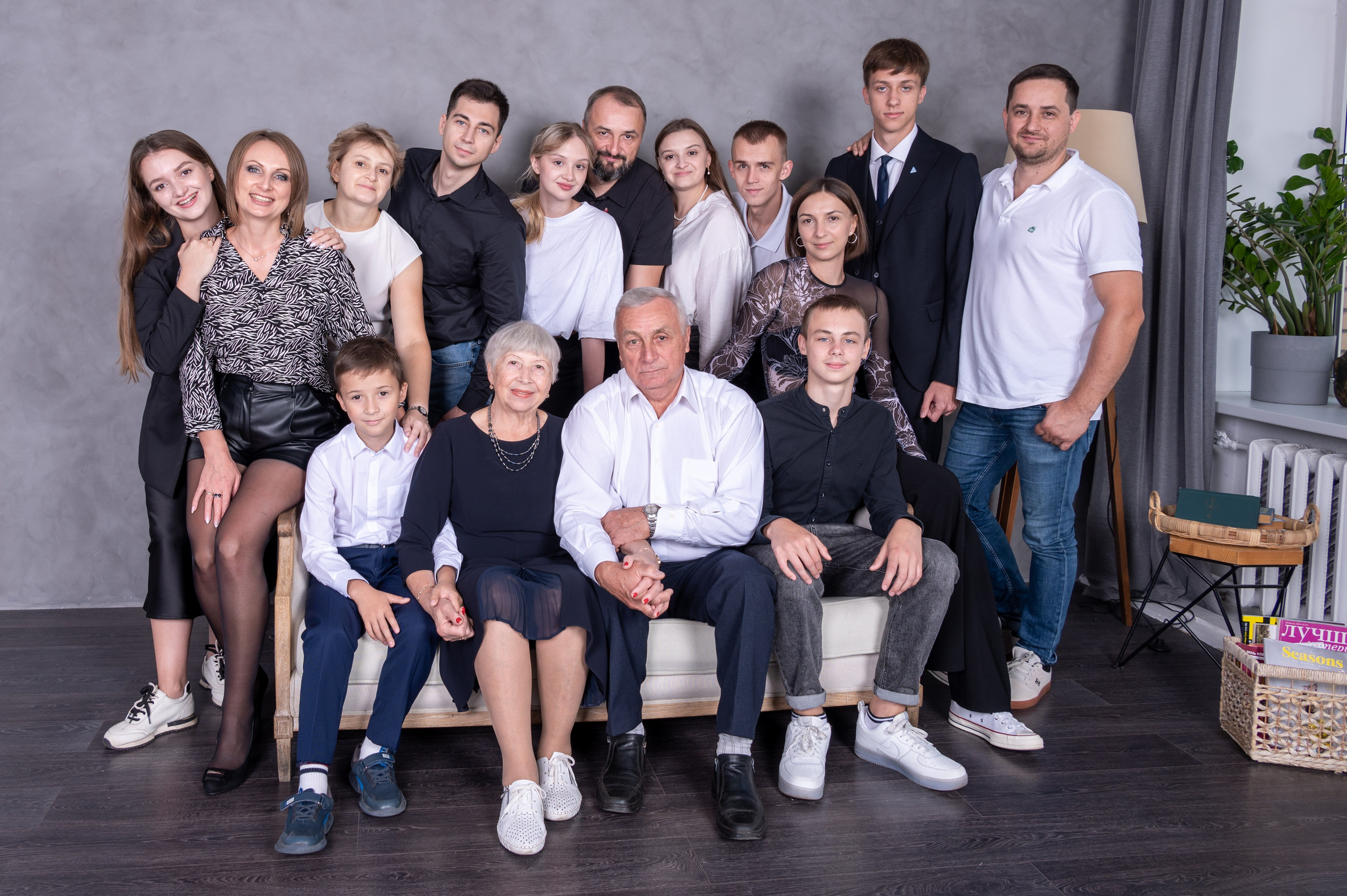 Большая, дружная семья в студии. Портретный, семейный, свадебный фотограф. Бизнес, контент съёмка. Тула