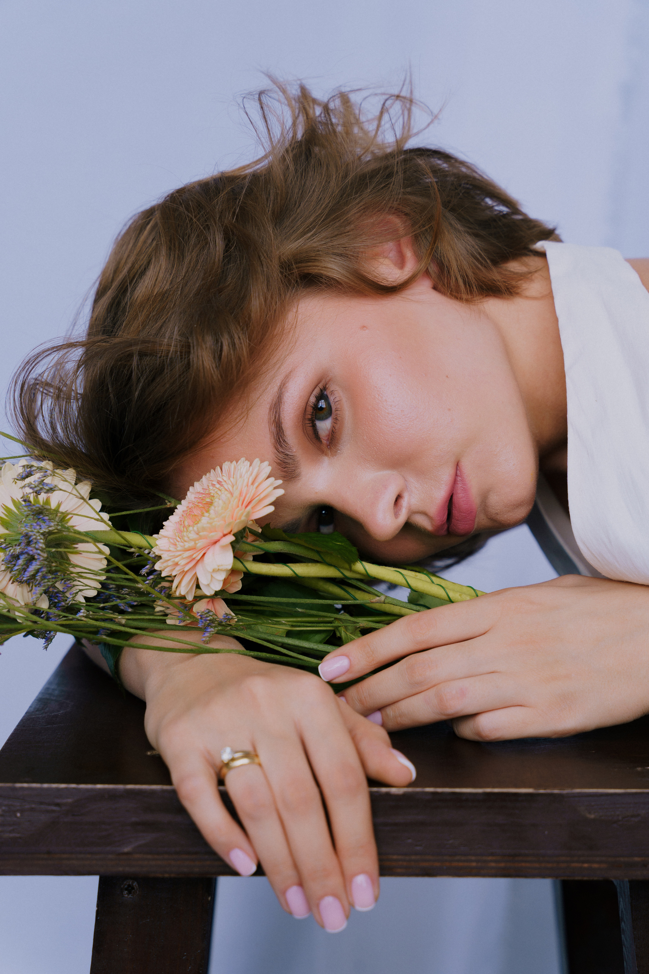 Портретная фотосессия с цветами в Архангельске