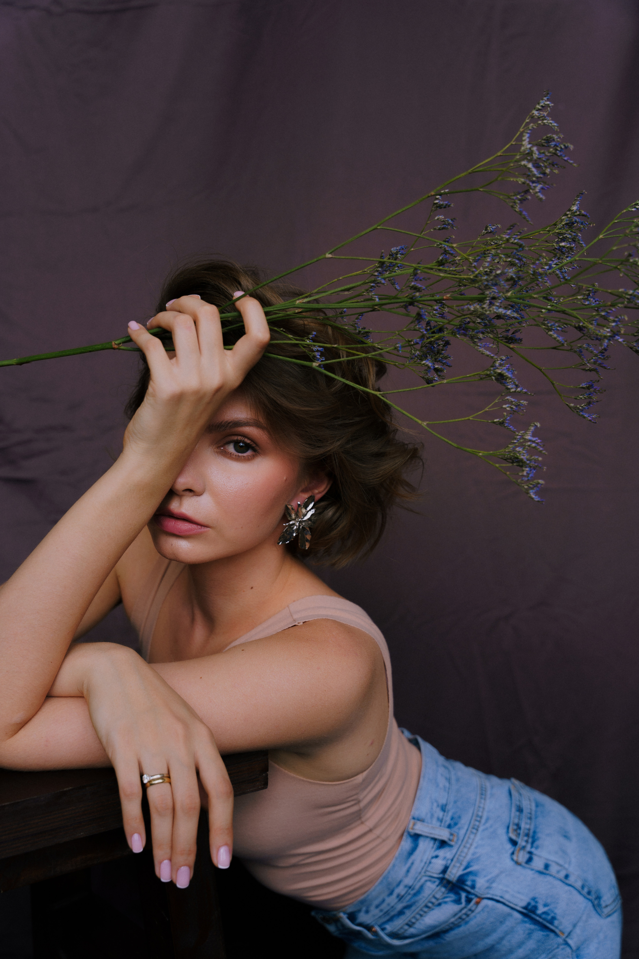 Фотосессия на тканевом фоне с цветами