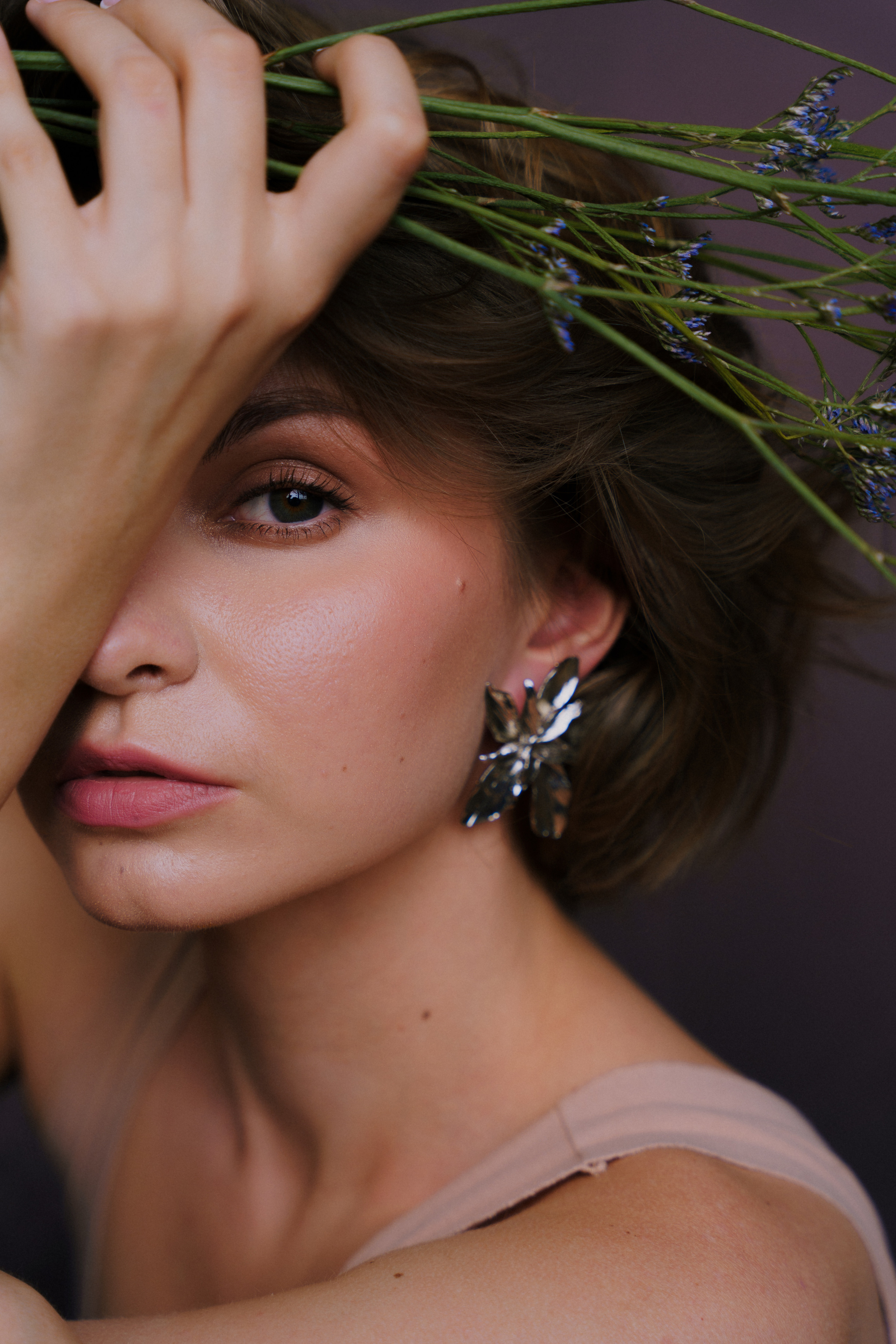 Портретная фотосессия с цветами в Архангельске