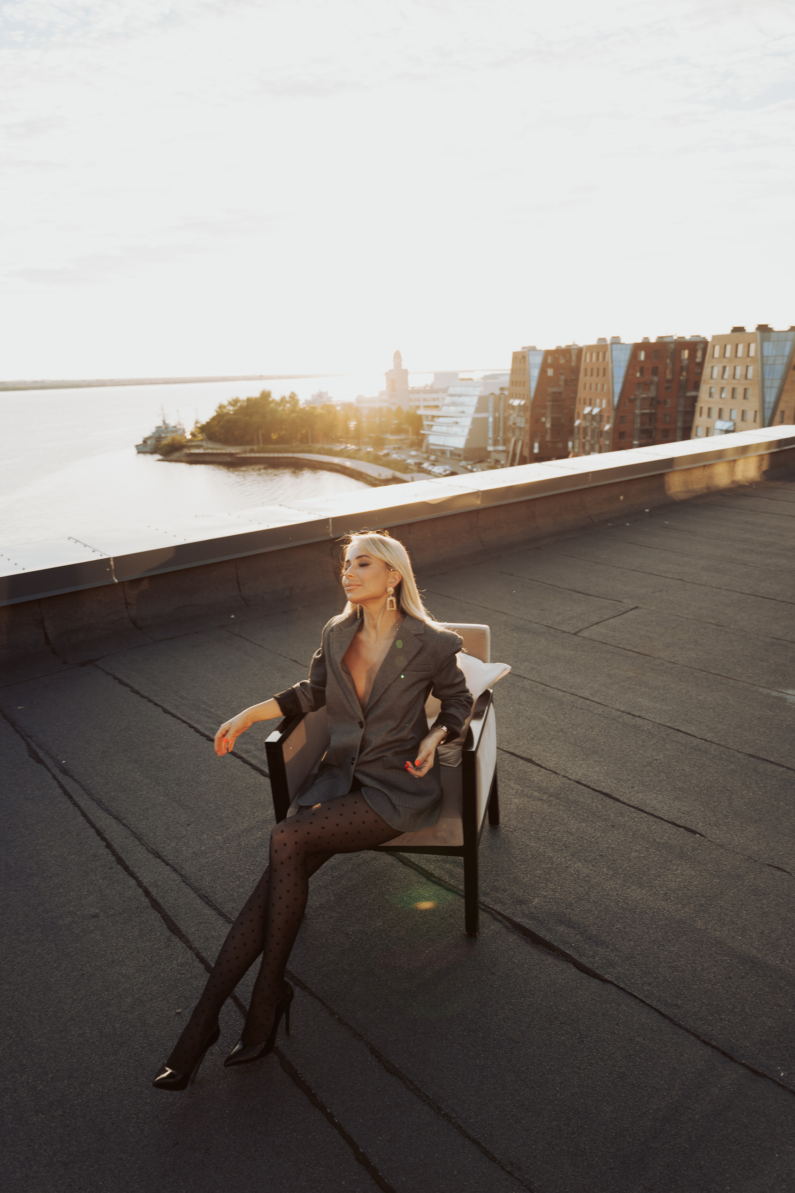 Фотосессия девушки на крыше, сидящей на стуле